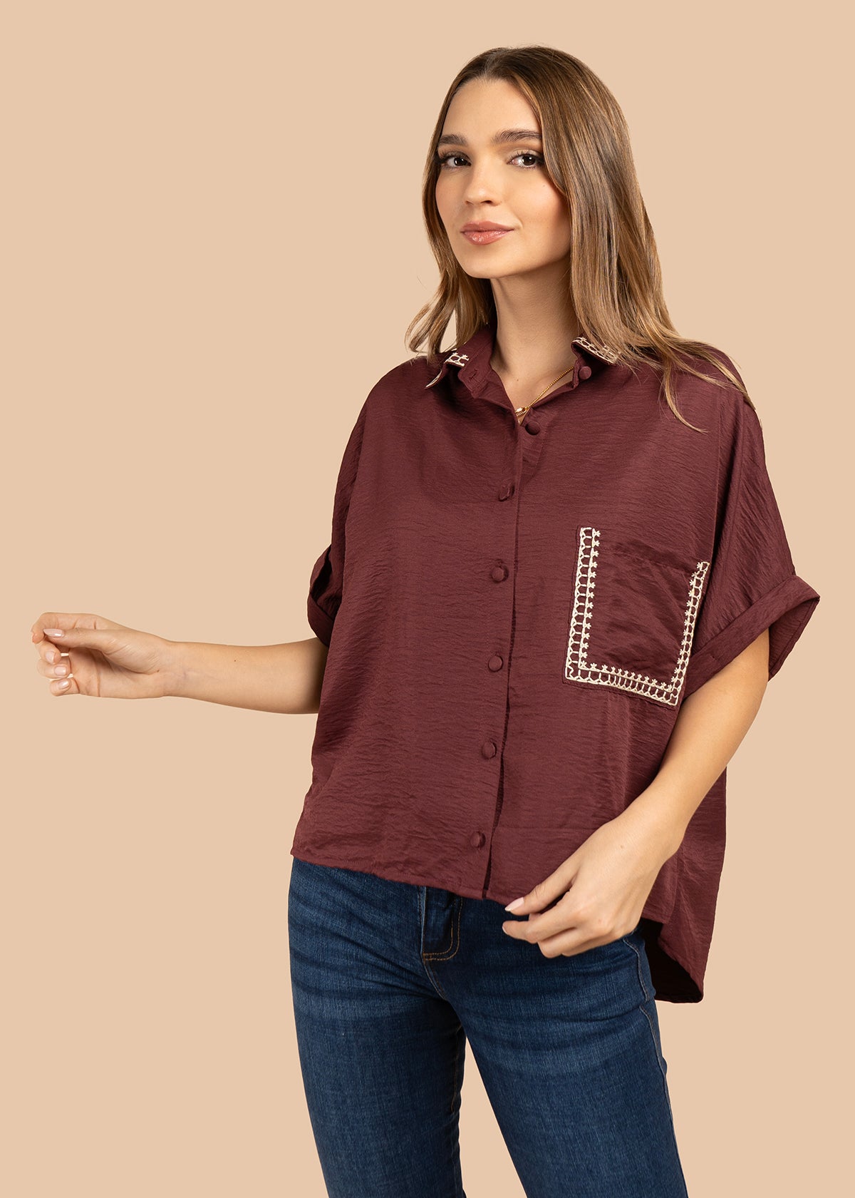 Blusa color vinotinto con bordado en cuello y bolsillo 105845