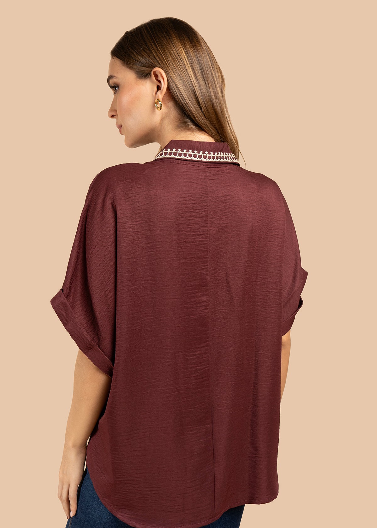 Blusa color vinotinto con bordado en cuello y bolsillo 105845