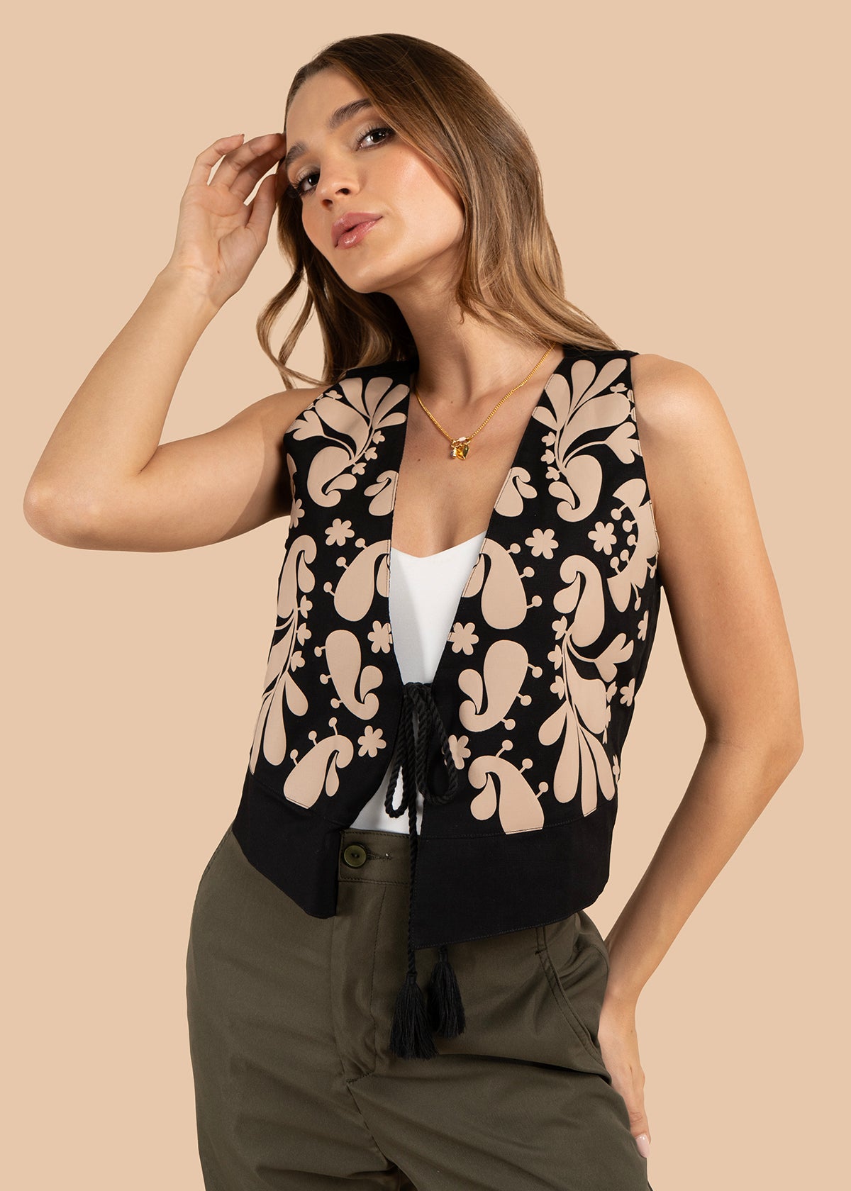 Chaleco color negro con motivos florales y cierre con lazo 105850