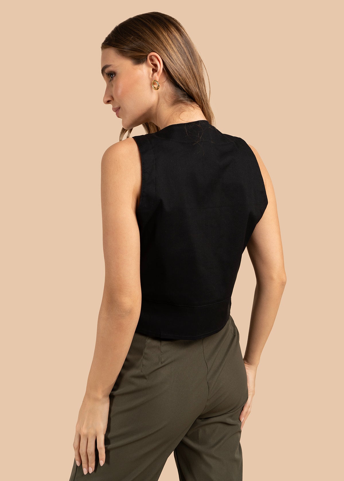 Chaleco color negro con motivos florales y cierre con lazo 105850