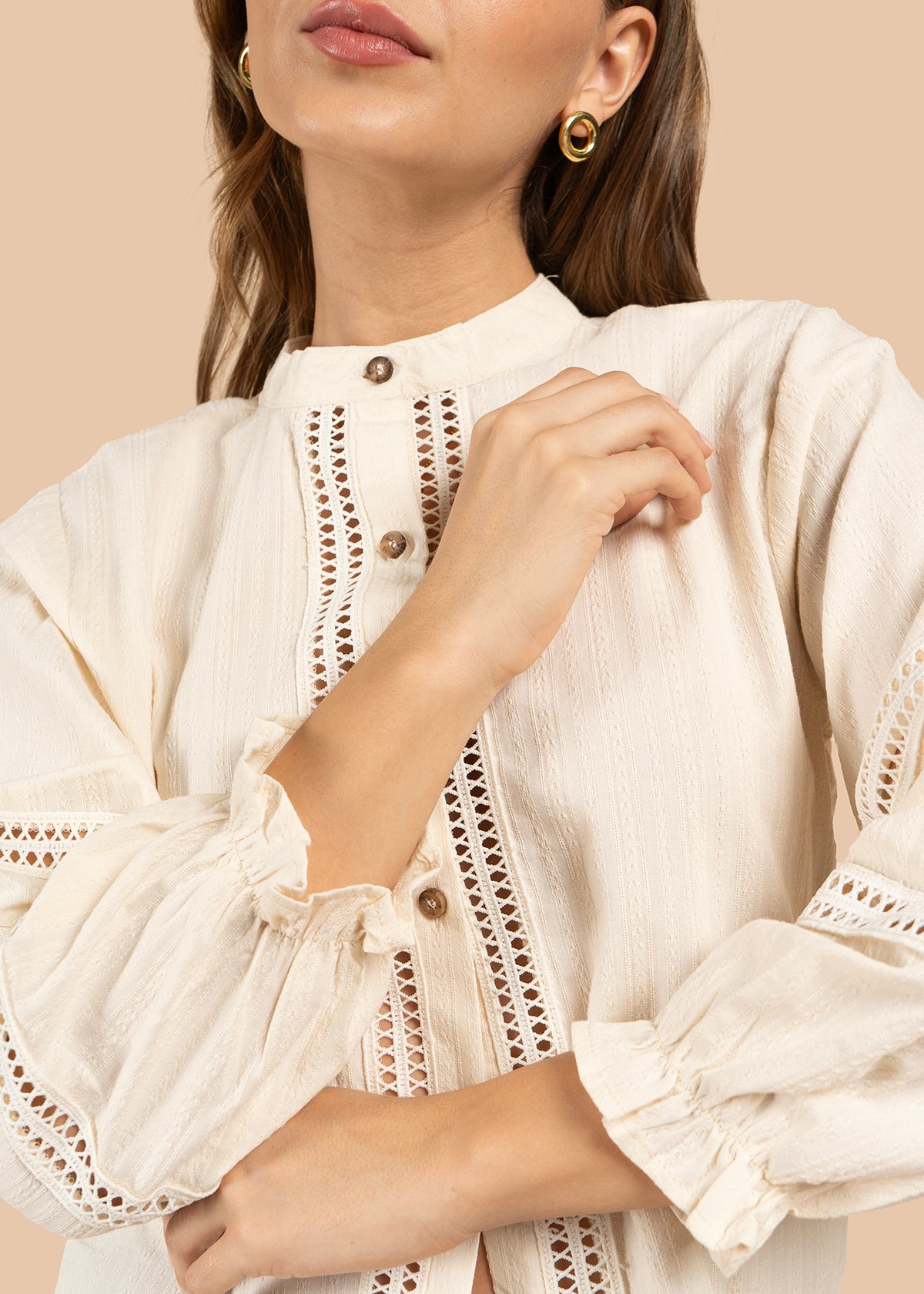 Blusa color beige con mangas largas y detalles en relieves 105851