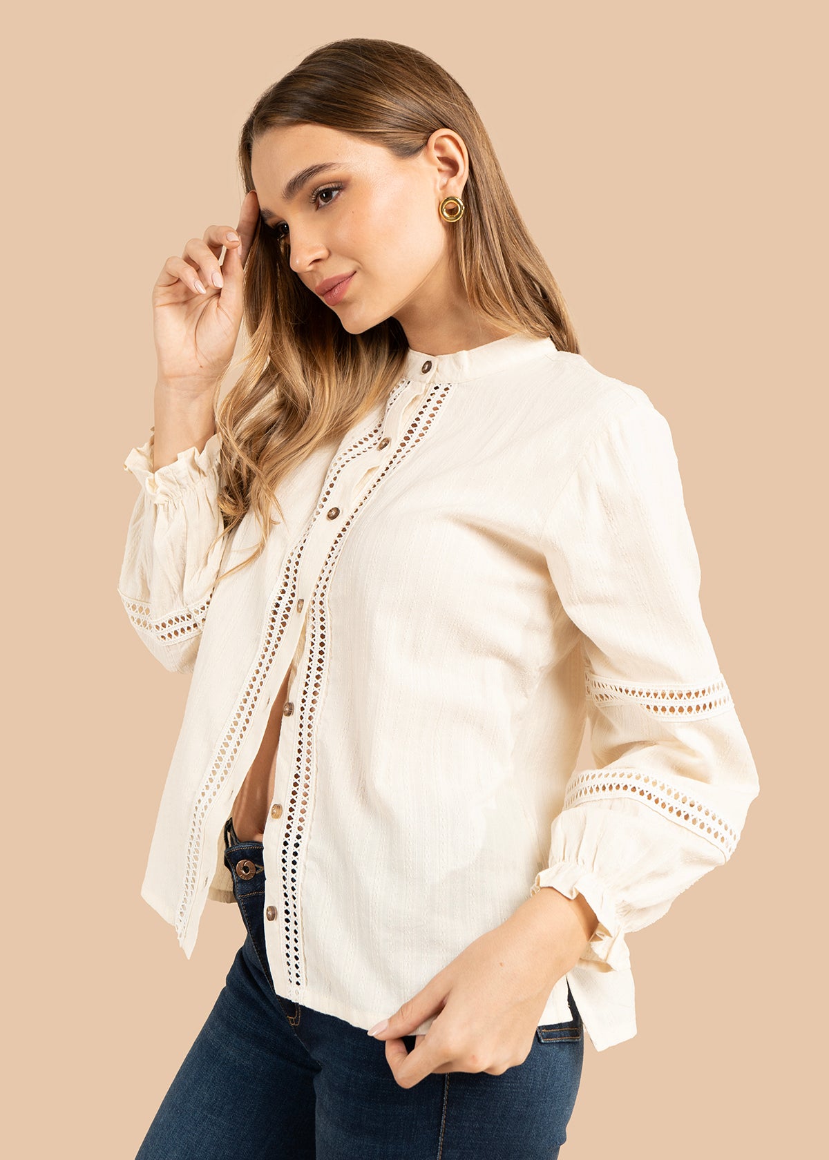 Blusa color beige con mangas largas y detalles en relieves 105851