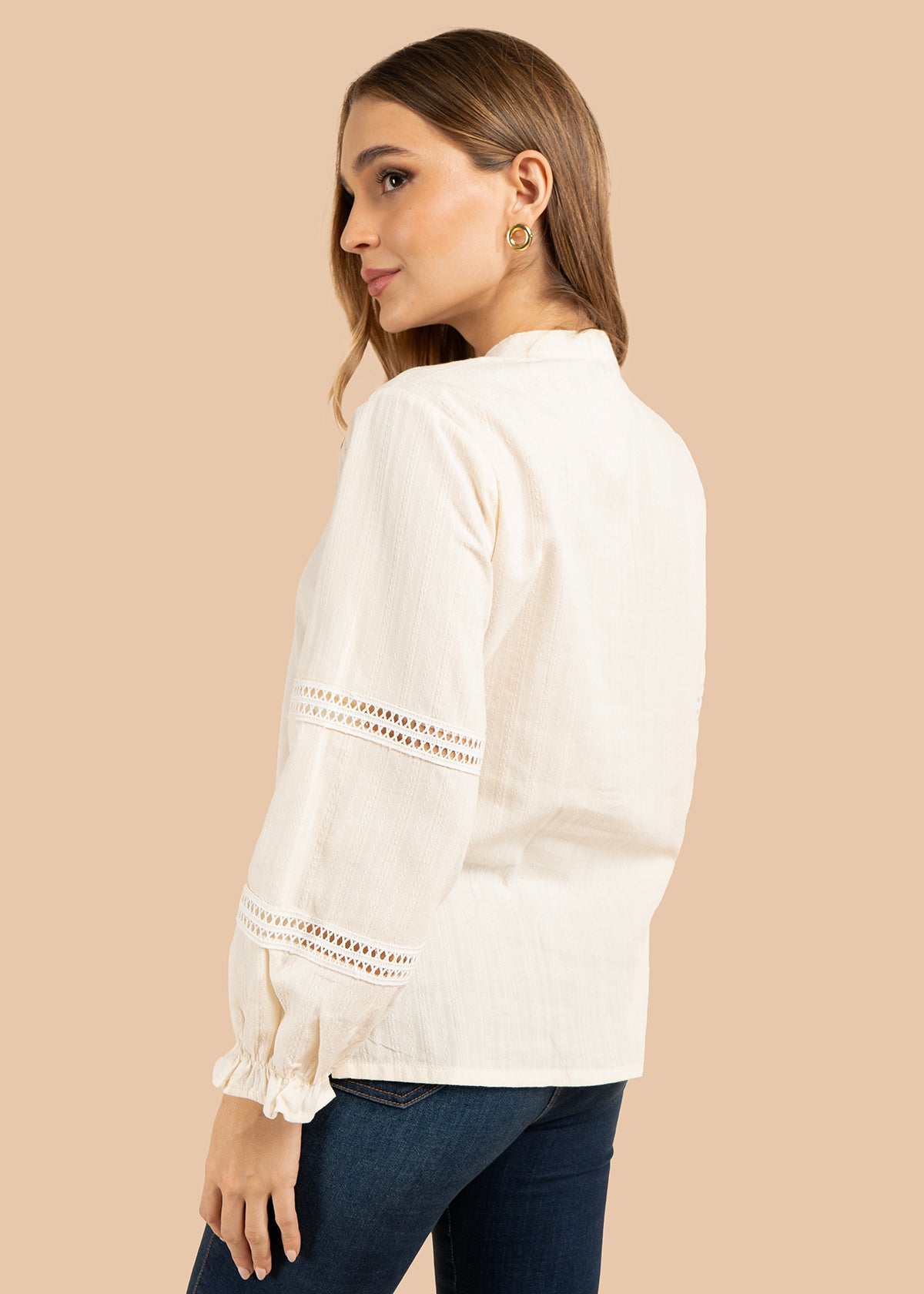 Blusa color beige con mangas largas y detalles en relieves 105851