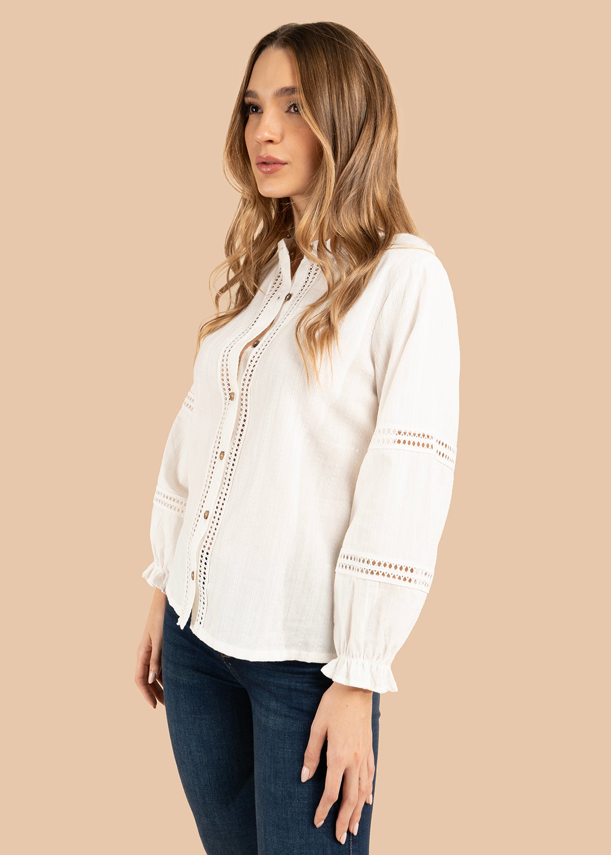 Blusa color blanco con mangas largas y detalles en relieves 105851
