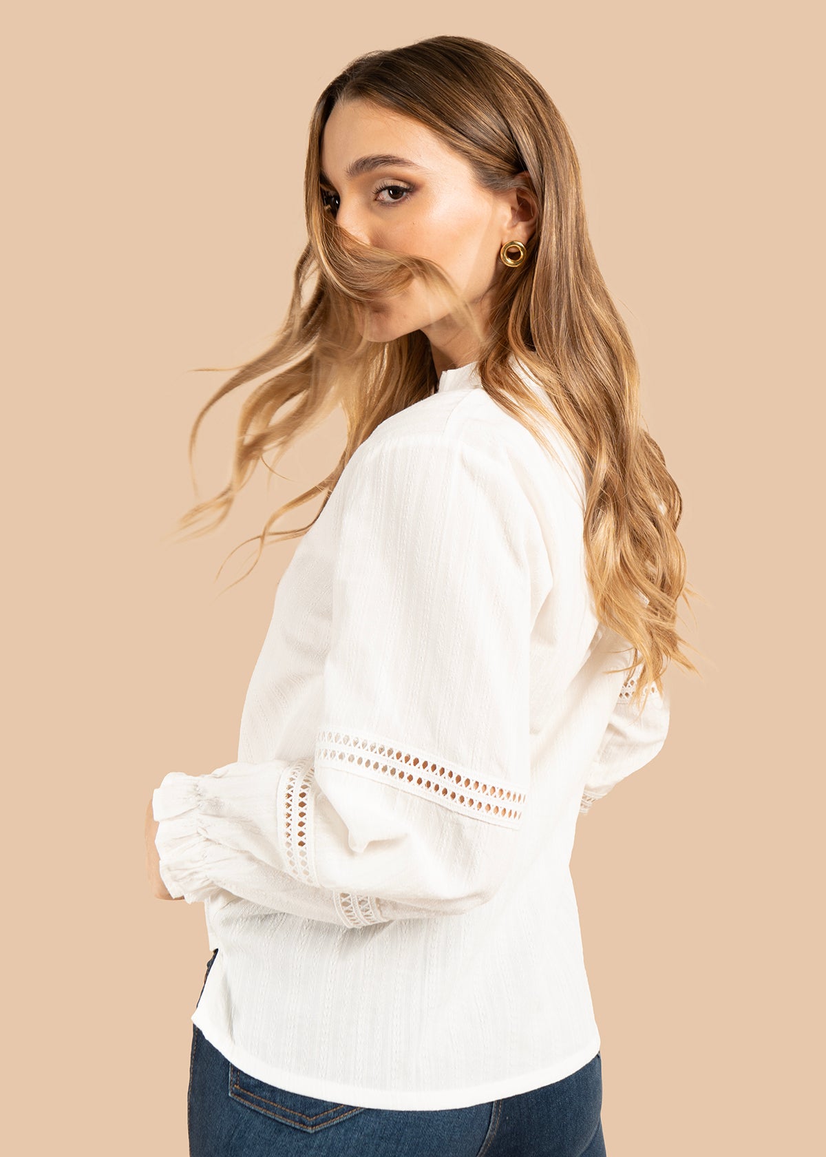 Blusa color blanco con mangas largas y detalles en relieves 105851