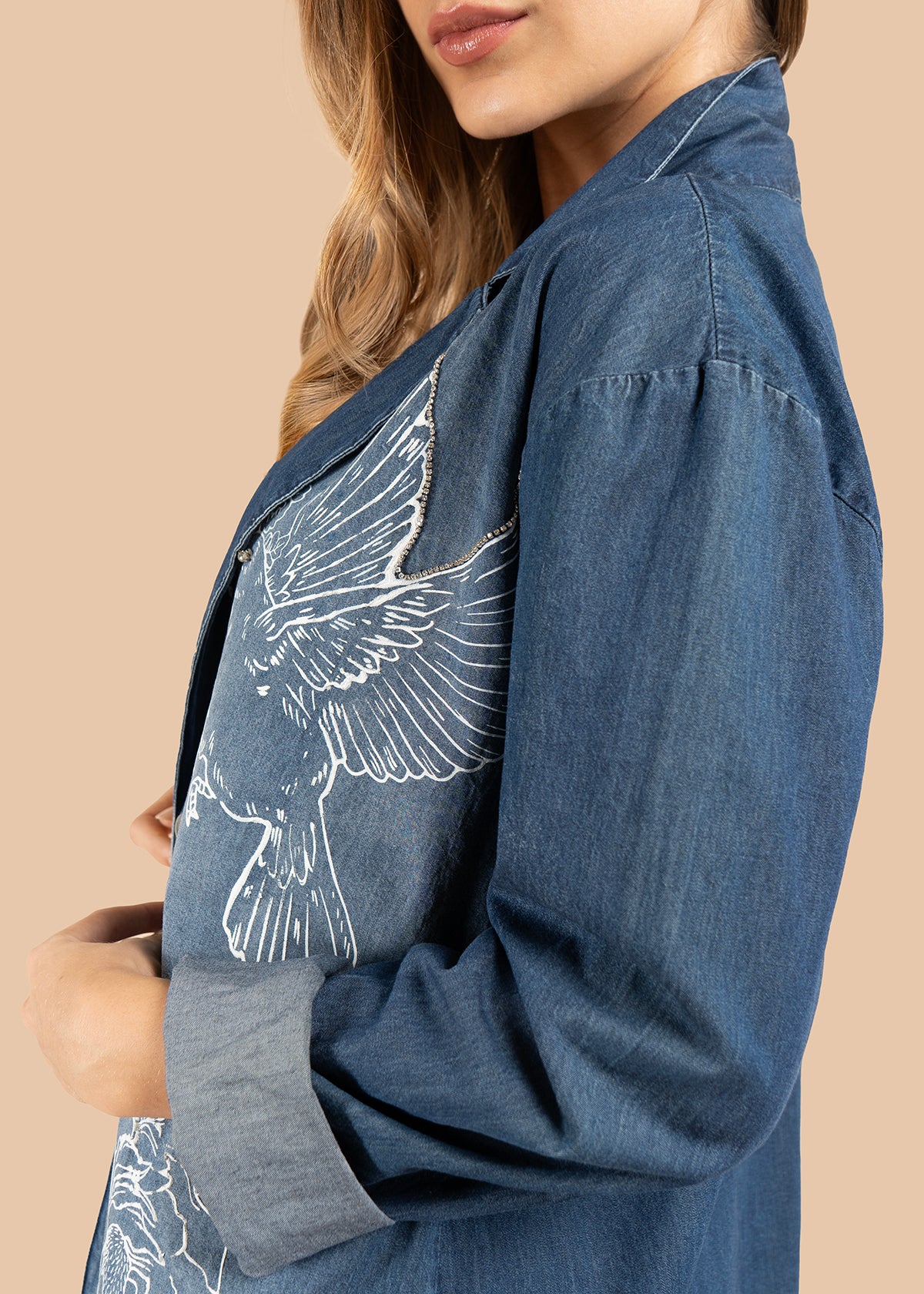 Chaqueta color azul con bordado de pájaro y motivos florales 105852