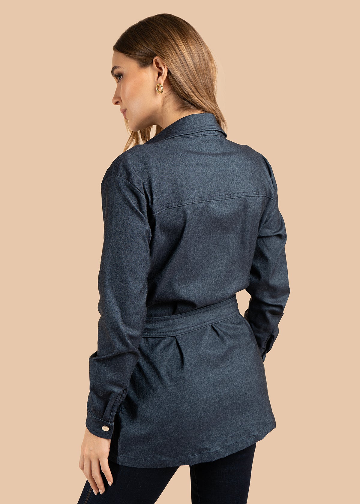 Chaqueta color azul con cinturón y múltiples bolsillos 105853