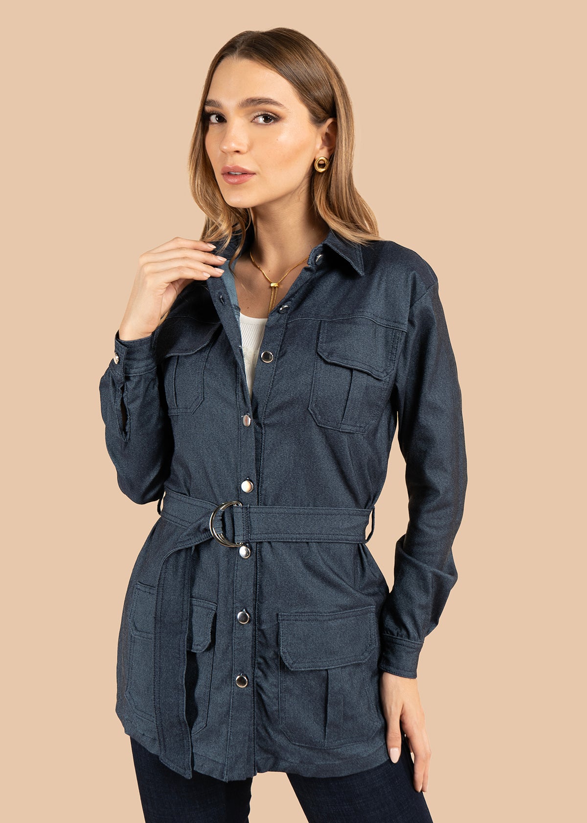 Chaqueta color azul con cinturón y múltiples bolsillos 105853