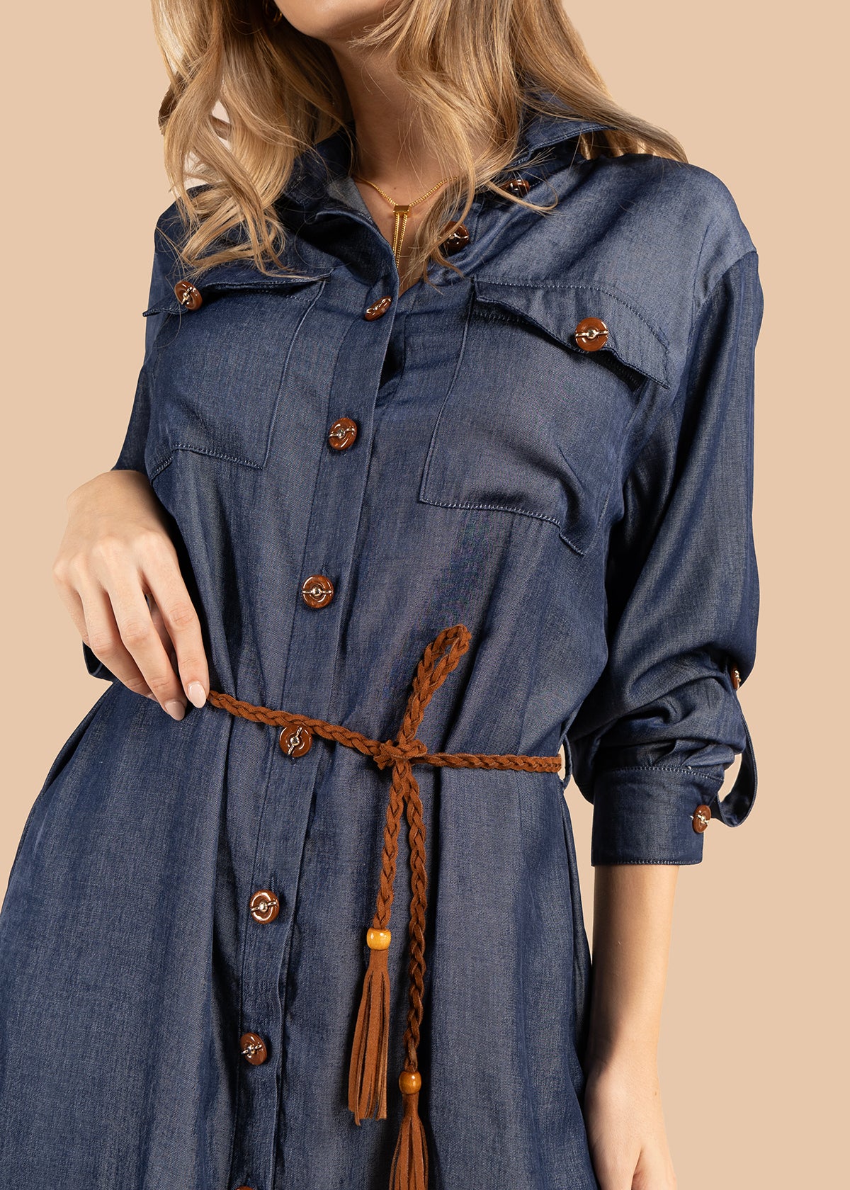 Vestido color azul con botones frontales y cinturón trenzado café 105854