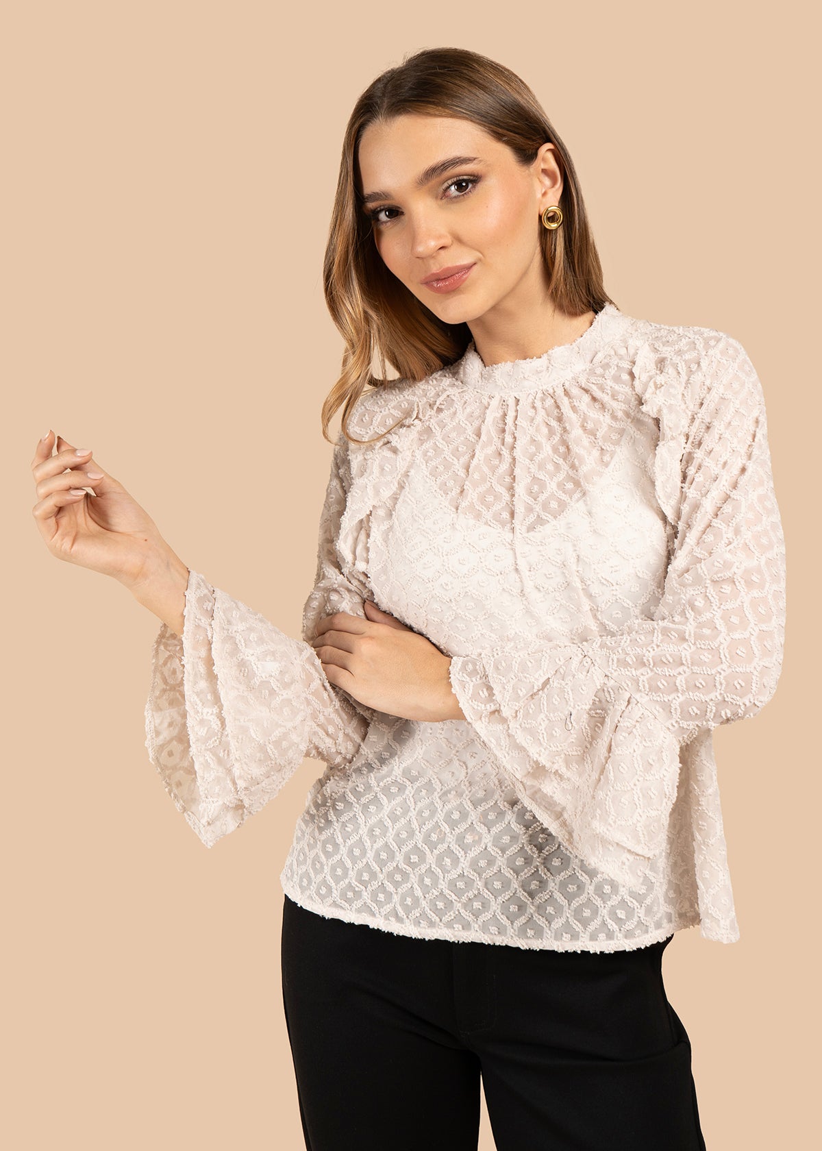 Blusa color beige con transparencia y tela con relieve 105855