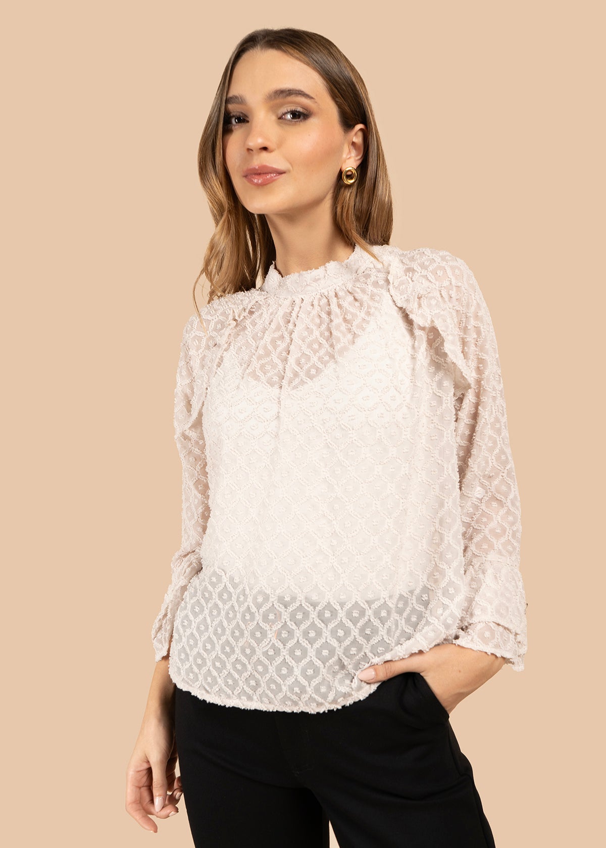 Blusa color beige con transparencia y tela con relieve 105855