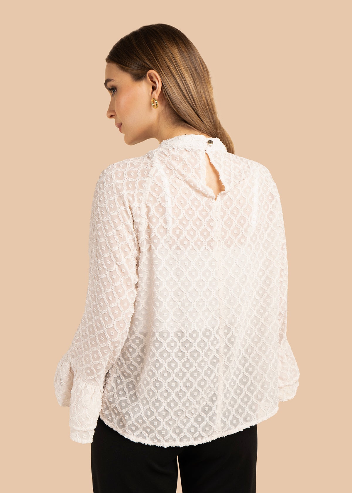 Blusa color beige con transparencia y tela con relieve 105855