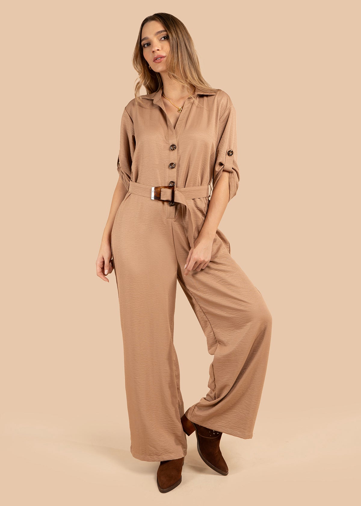 Enterizo color camel con botones frontales y cinturón ajustable 105856