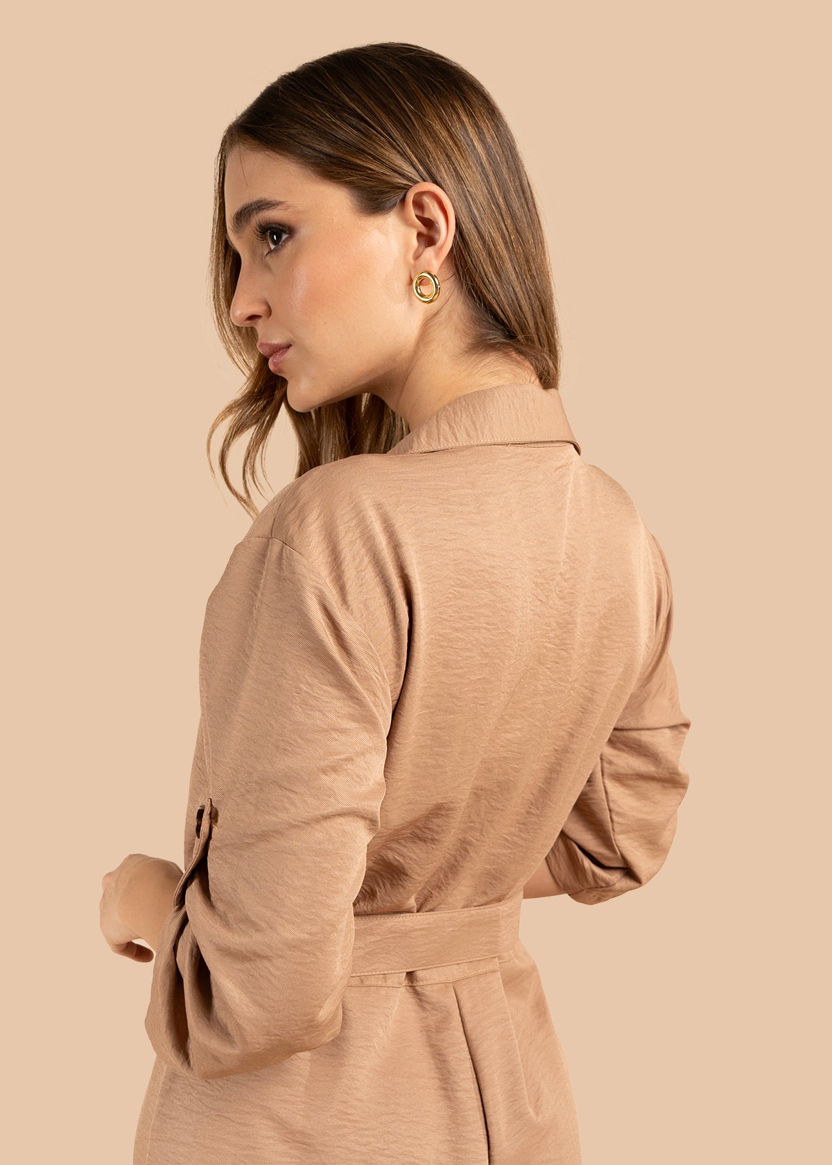 Enterizo color camel con botones frontales y cinturón ajustable 105856