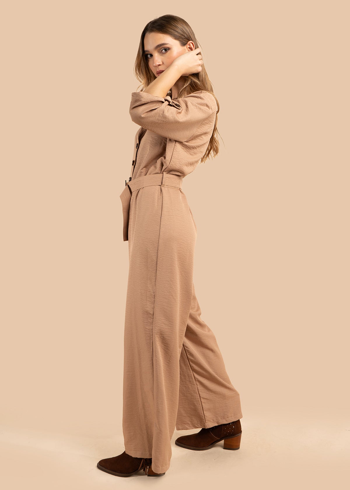 Enterizo color camel con botones frontales y cinturón ajustable 105856