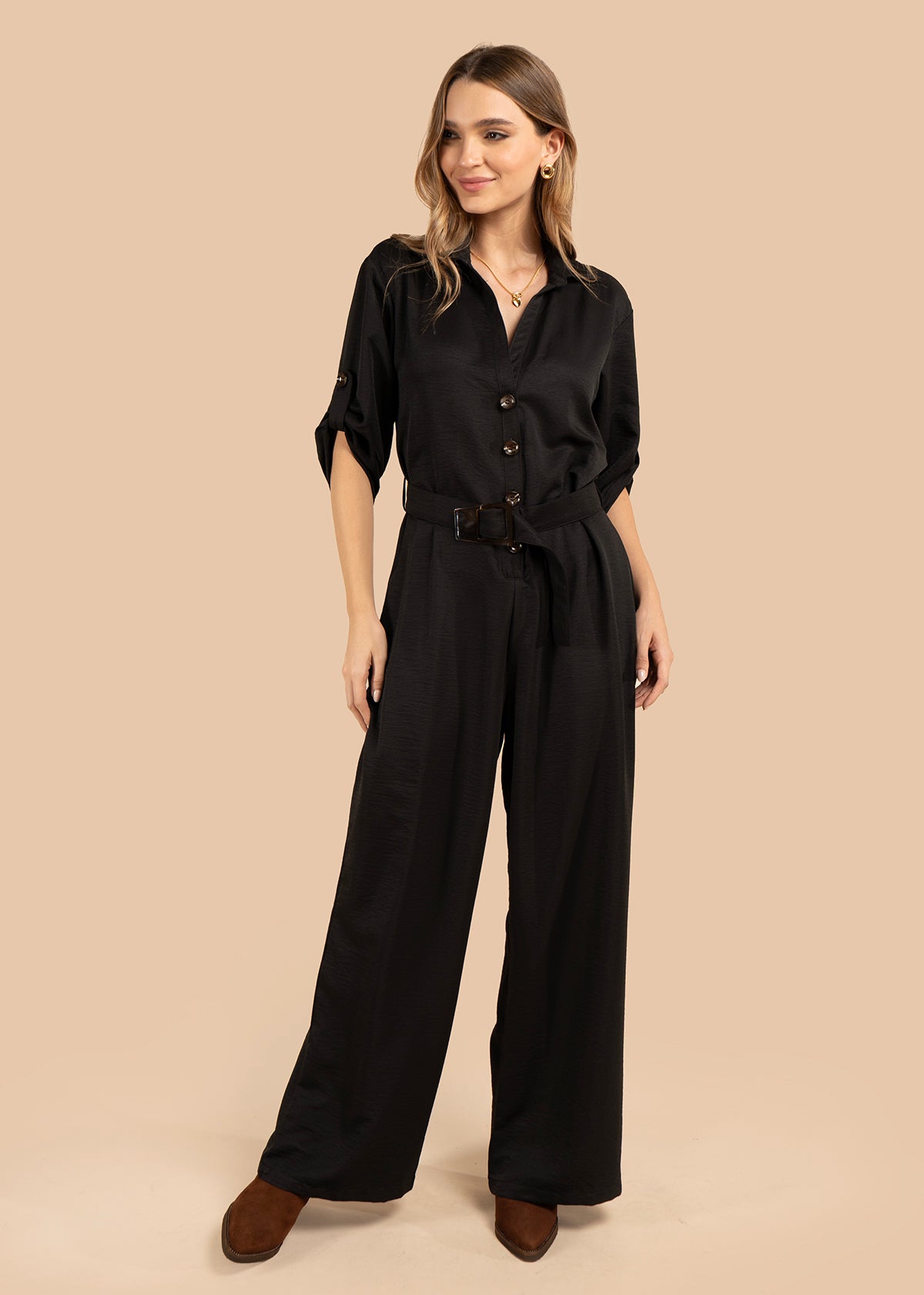 Enterizo color negro con botones frontales y cinturón ajustable 105856