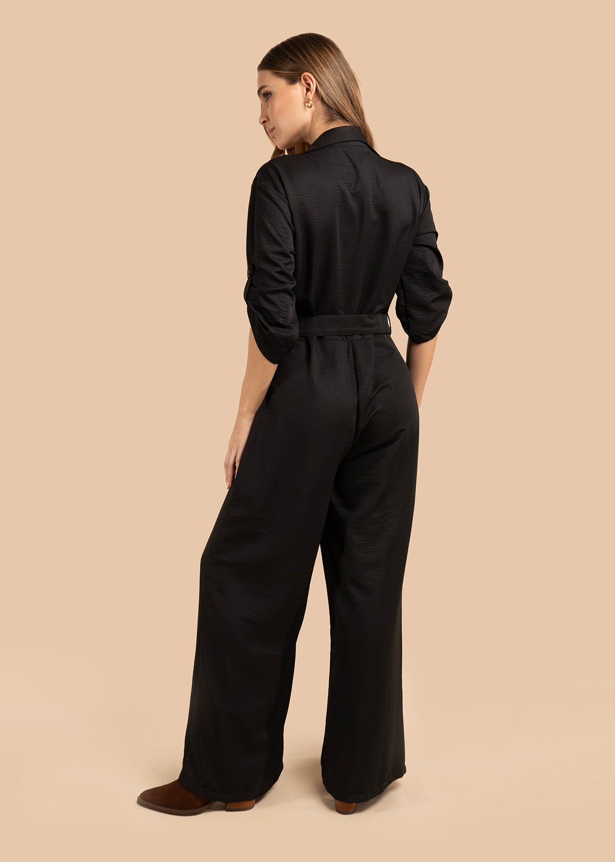 Enterizo color negro con botones frontales y cinturón ajustable 105856