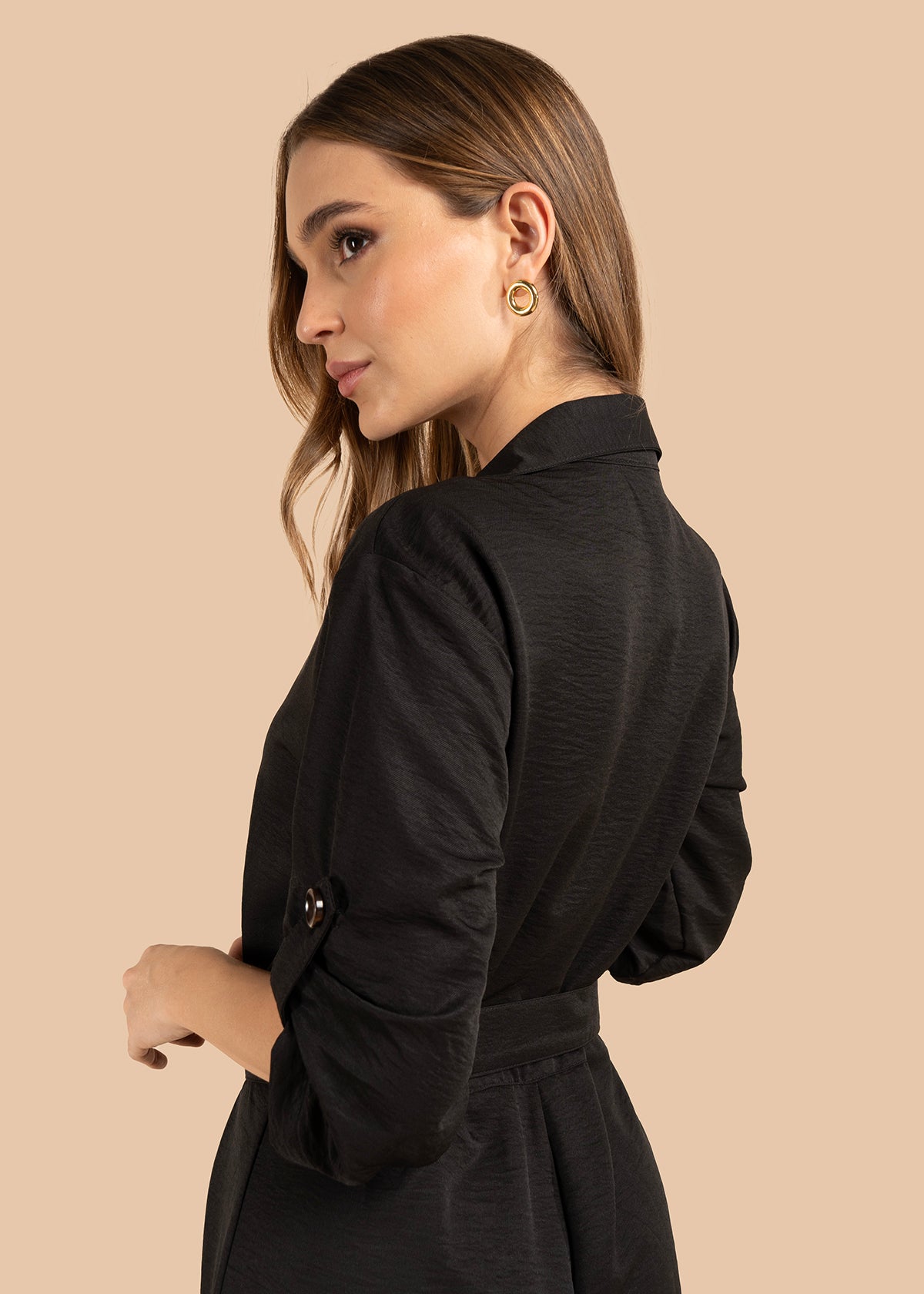 Enterizo color negro con botones frontales y cinturón ajustable 105856