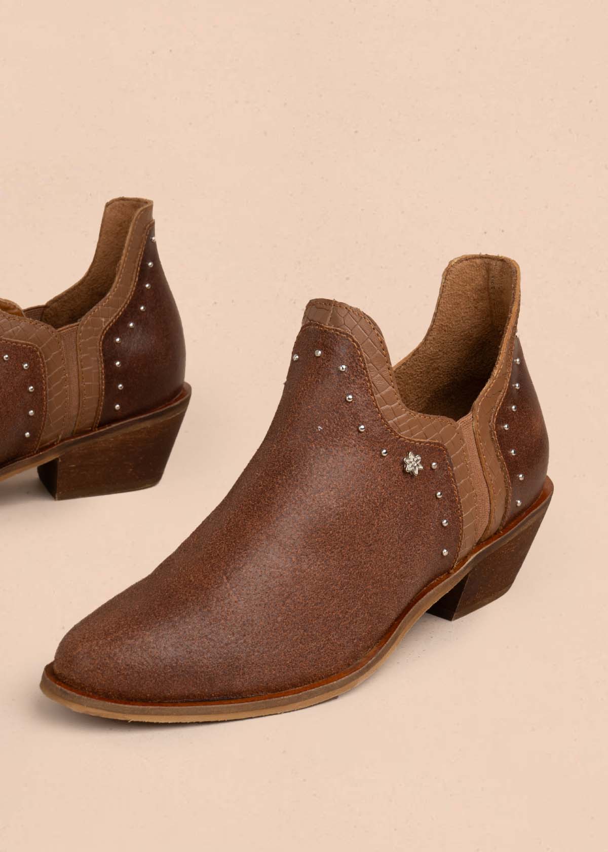 Botines en cuero color café con taches 105872