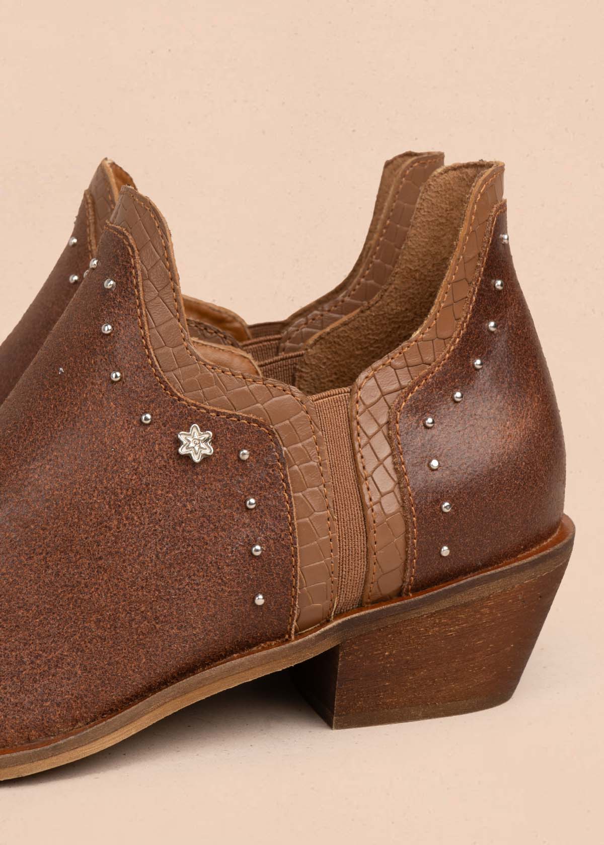 Botines en cuero color café con taches 105872
