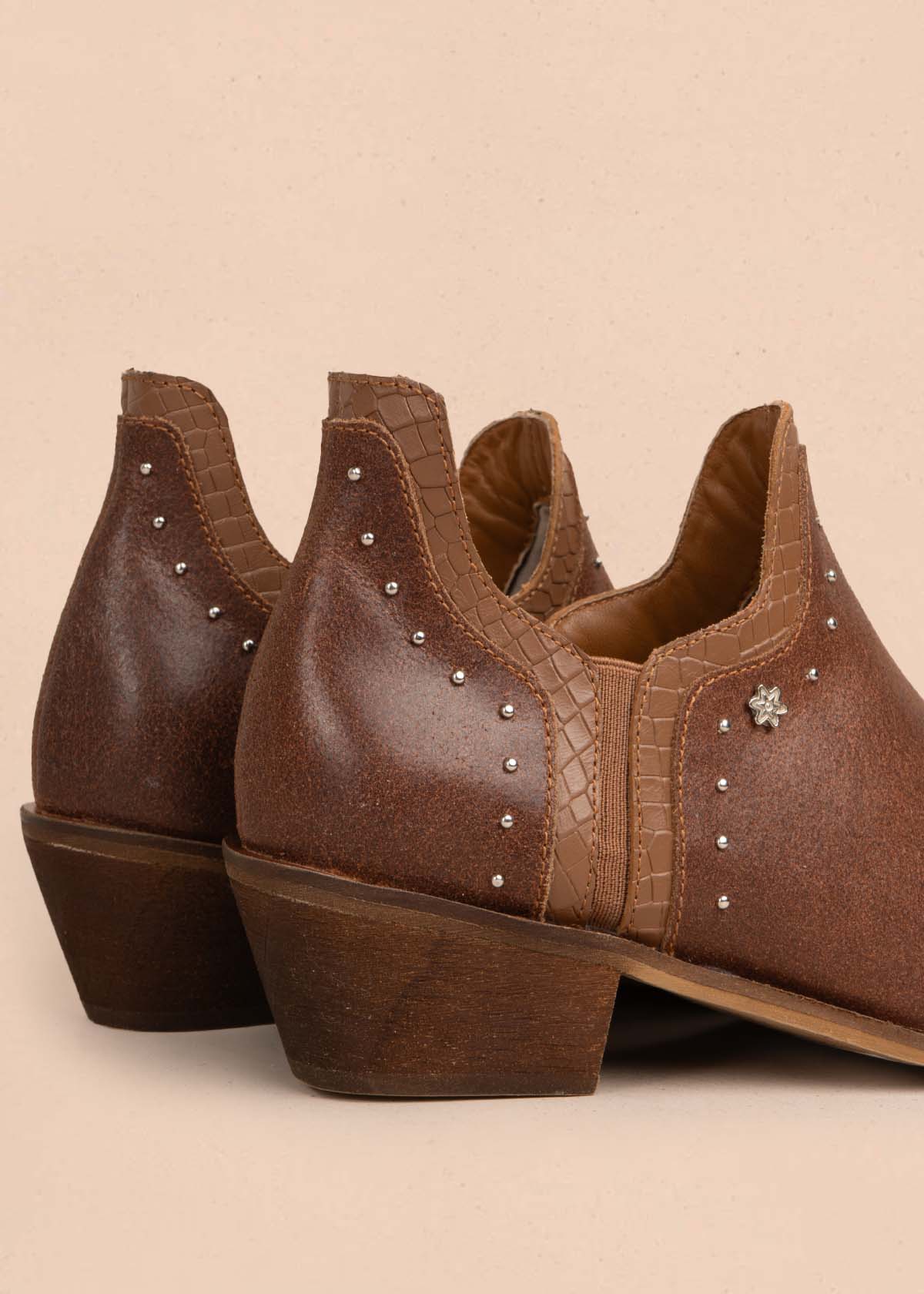 Botines en cuero color café con taches 105872