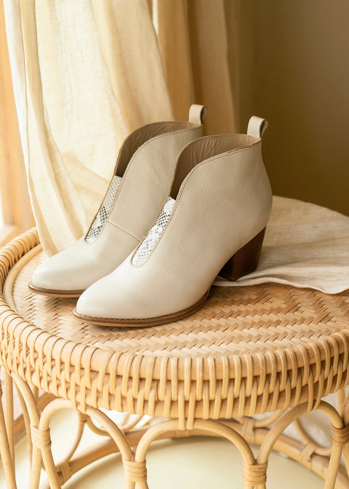 Botines en cuero color talco 105873