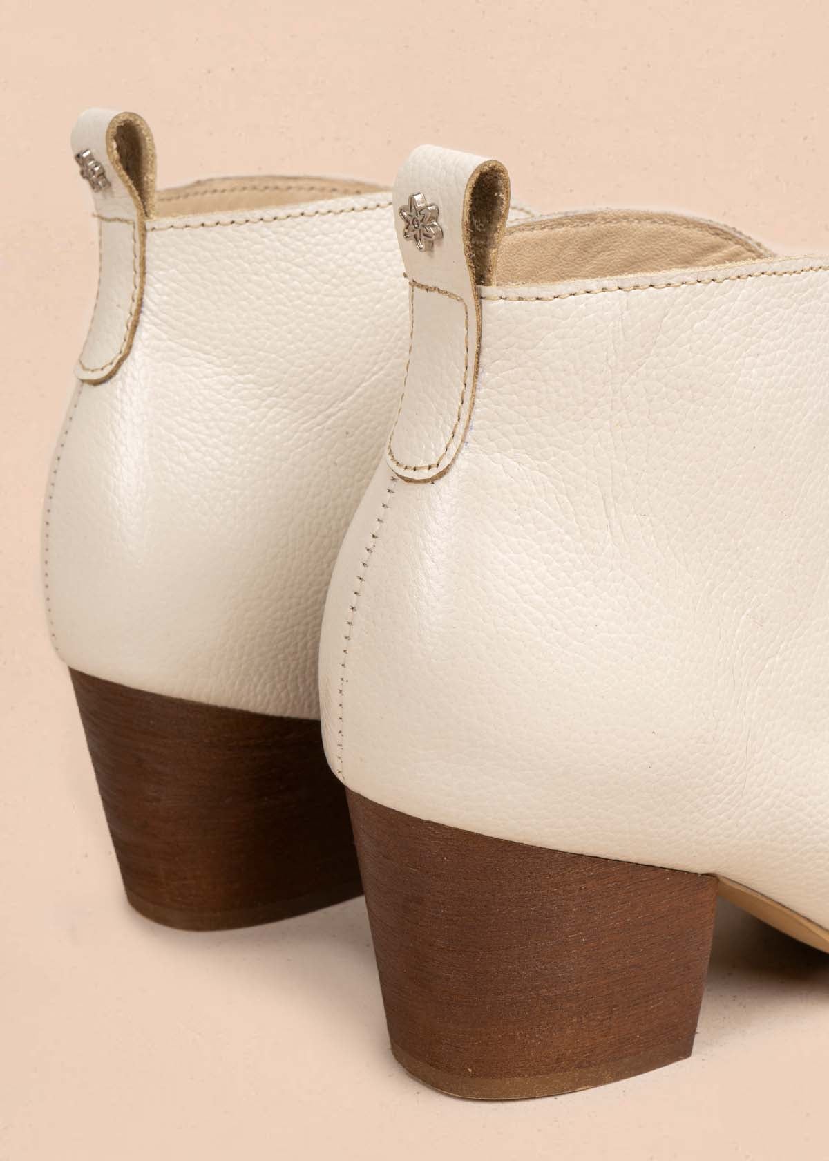 Botines en cuero color talco 105873