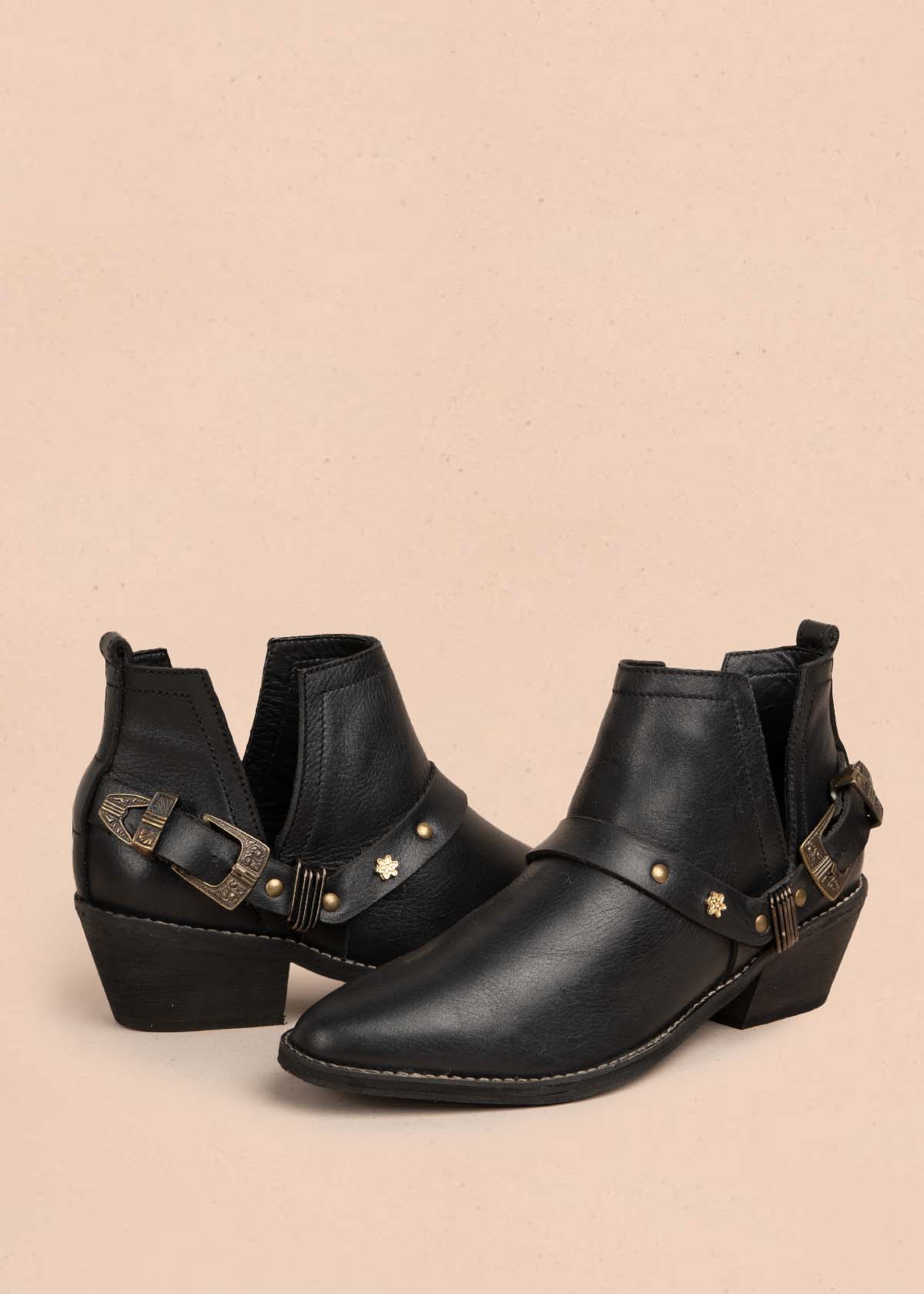 Botines en cuero color negro con correa 105874