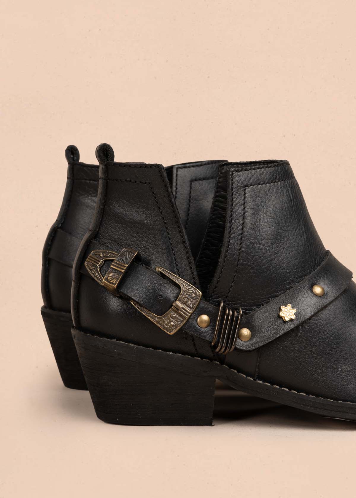 Botines en cuero color negro con correa 105874