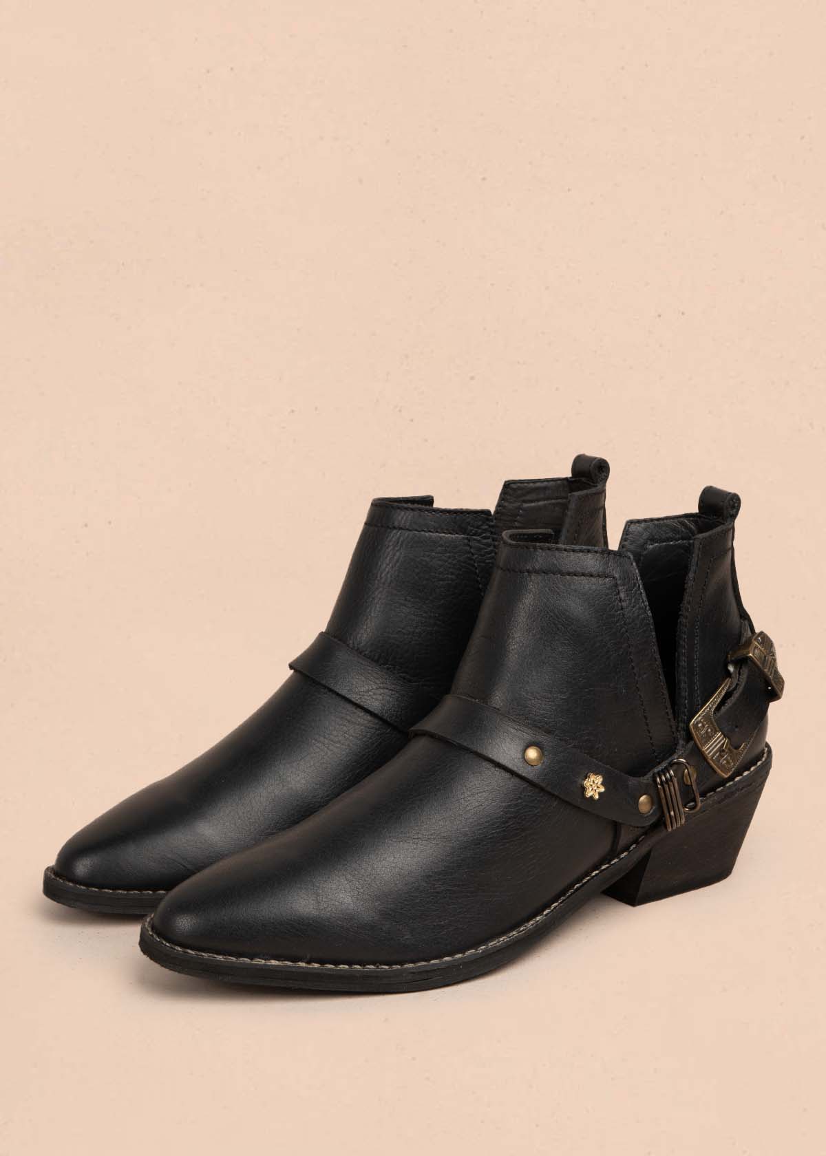 Botines en cuero color negro con correa 105874
