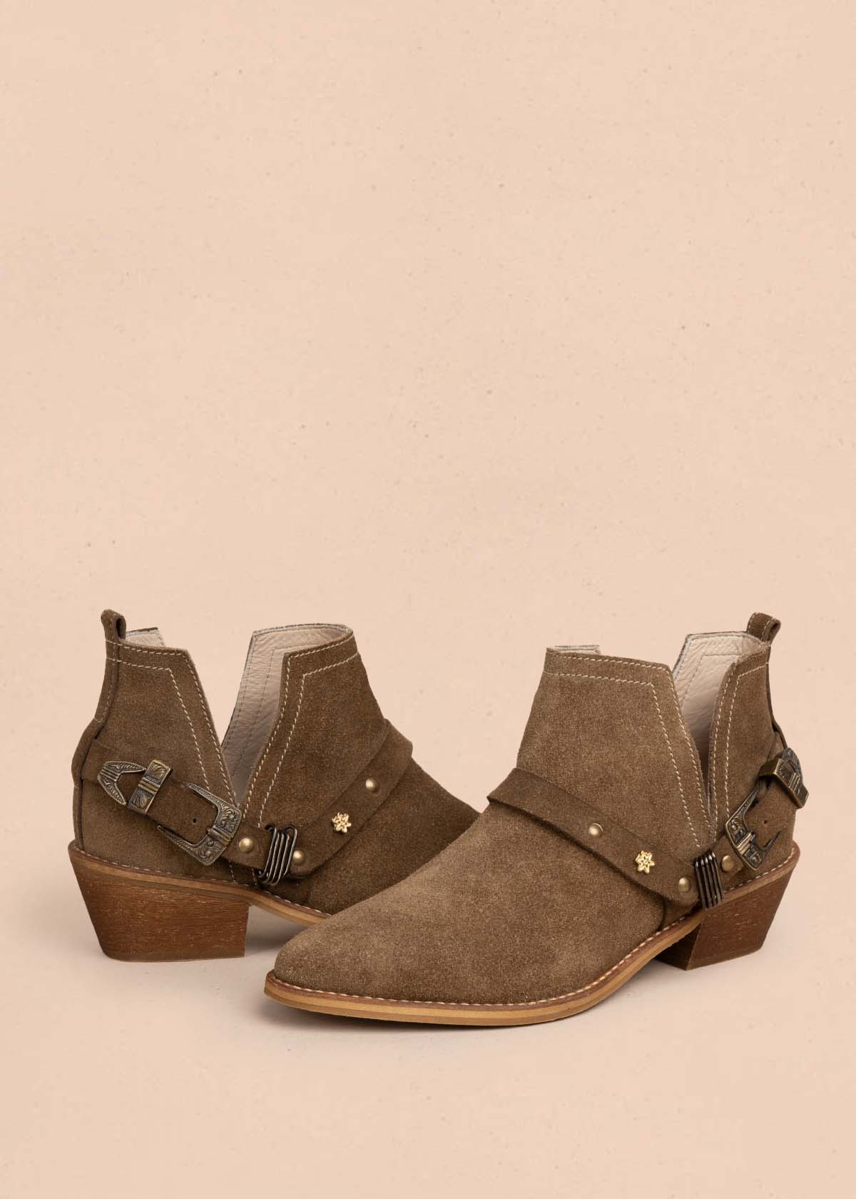 Botines en cuero color miel con correa 105875