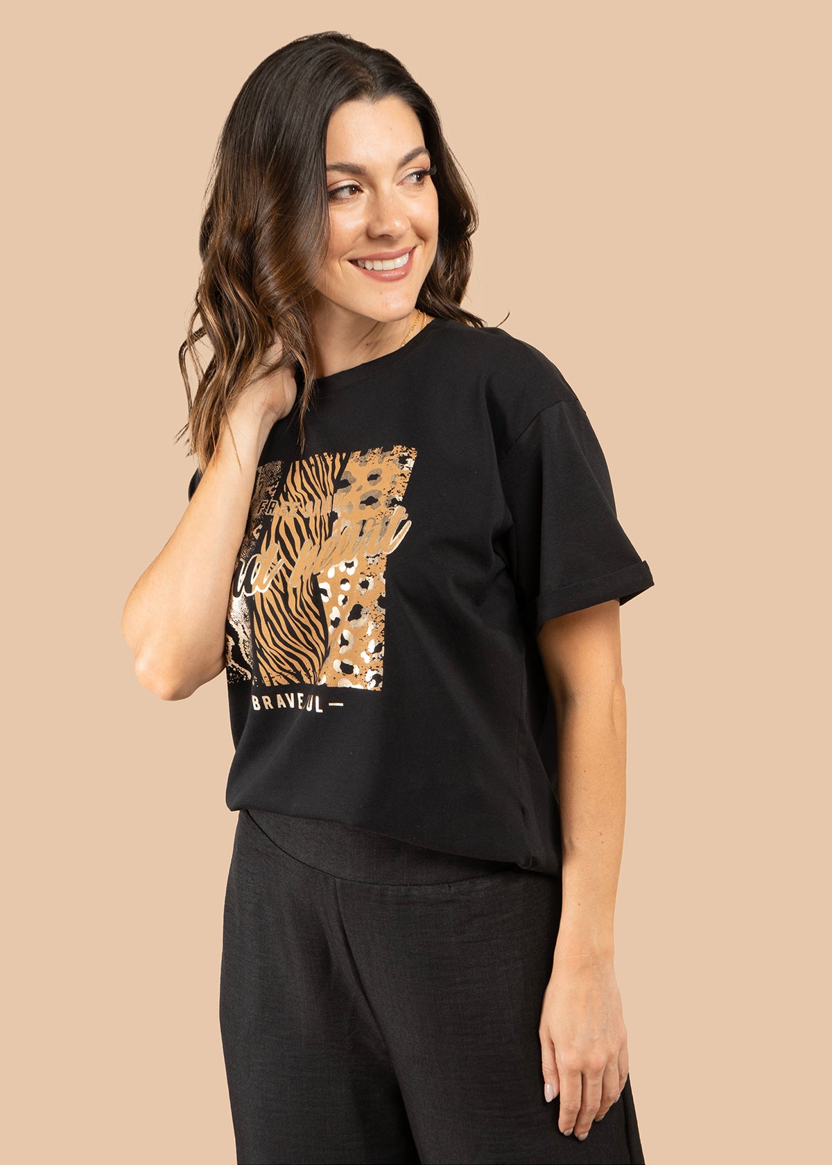 Camiseta color negro con estampado de animal print 105882