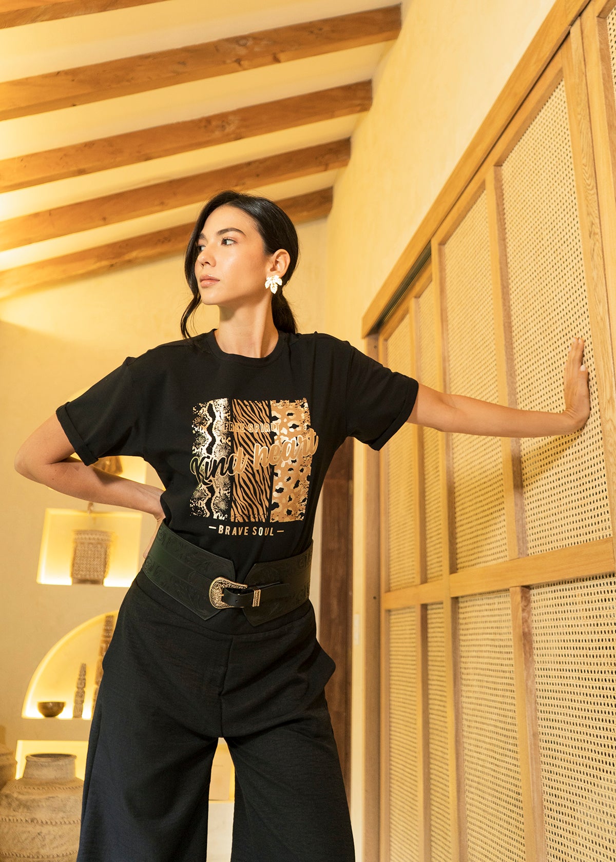 Camiseta color negro con estampado de animal print 105882