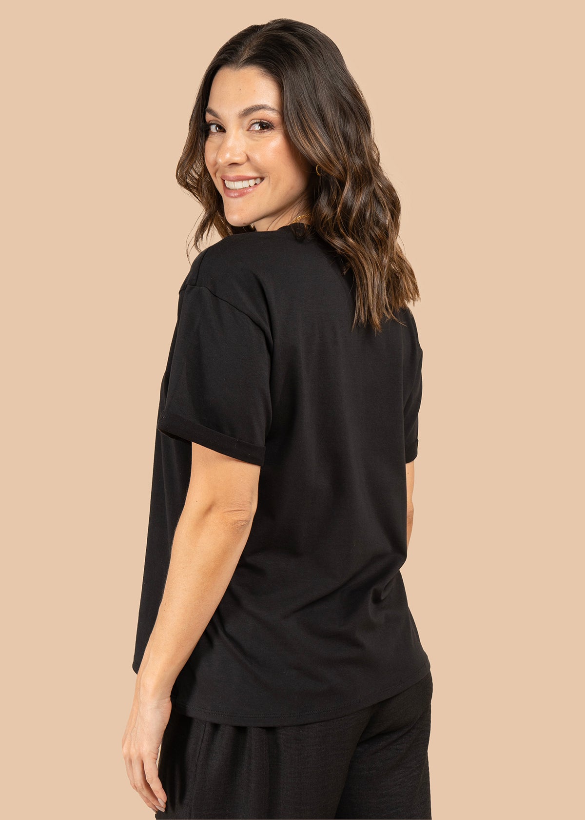 Camiseta color negro con estampado de animal print 105882