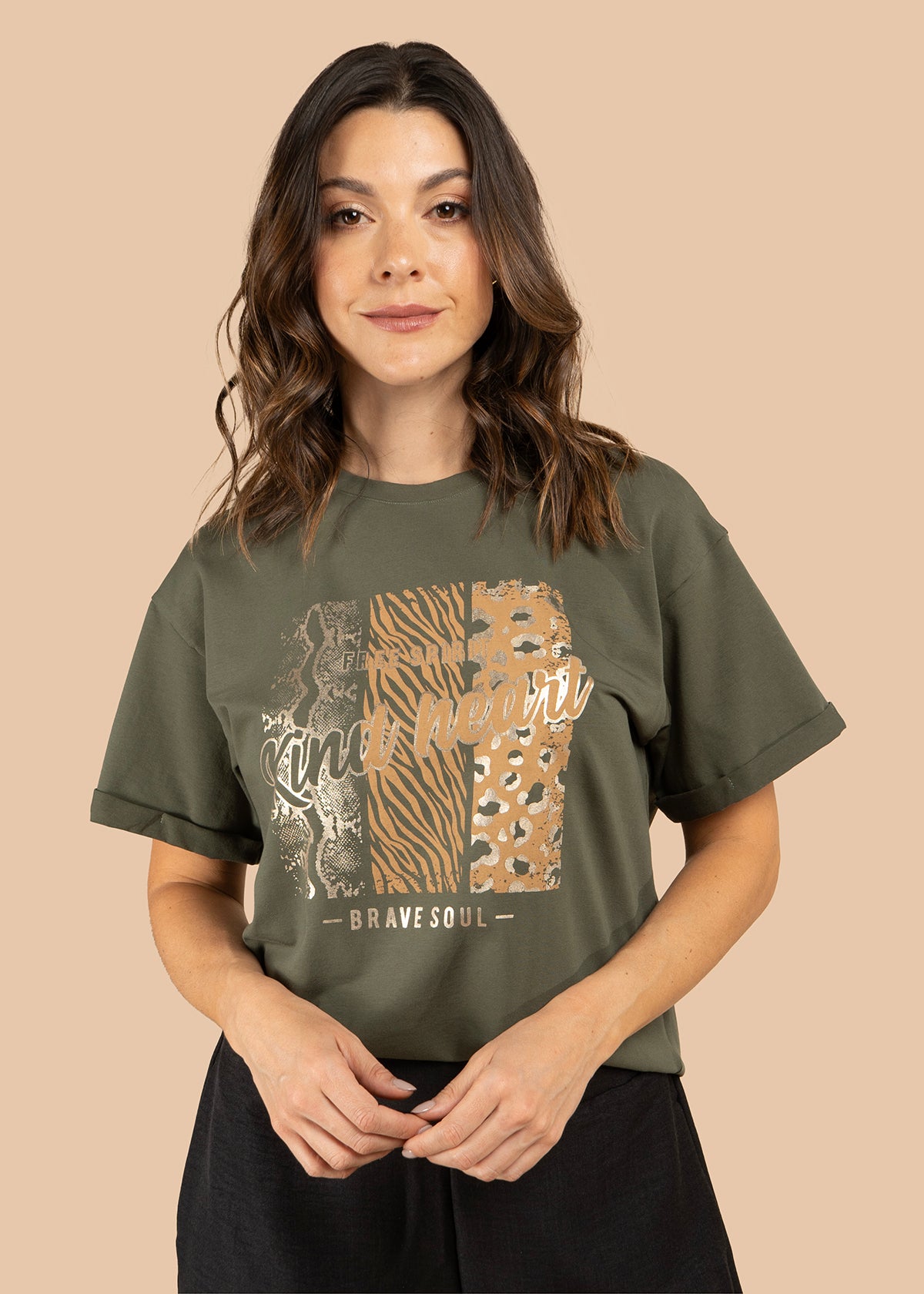 Camiseta color verde con estampado de animal print 105882