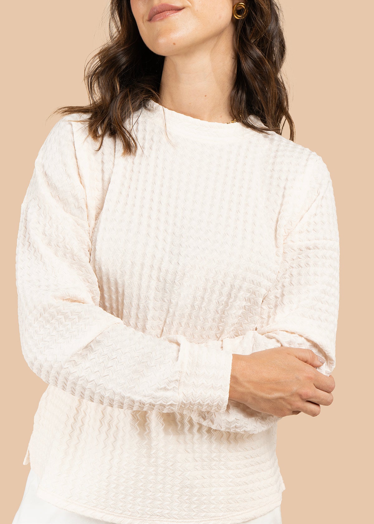 Buzo con textura waffle y cuello alto suave color arena 105885