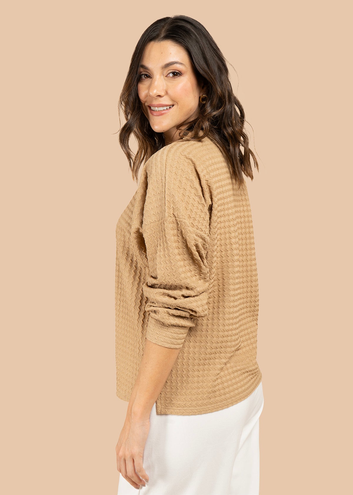 Buzo con textura waffle y cuello alto suave color moca 105885