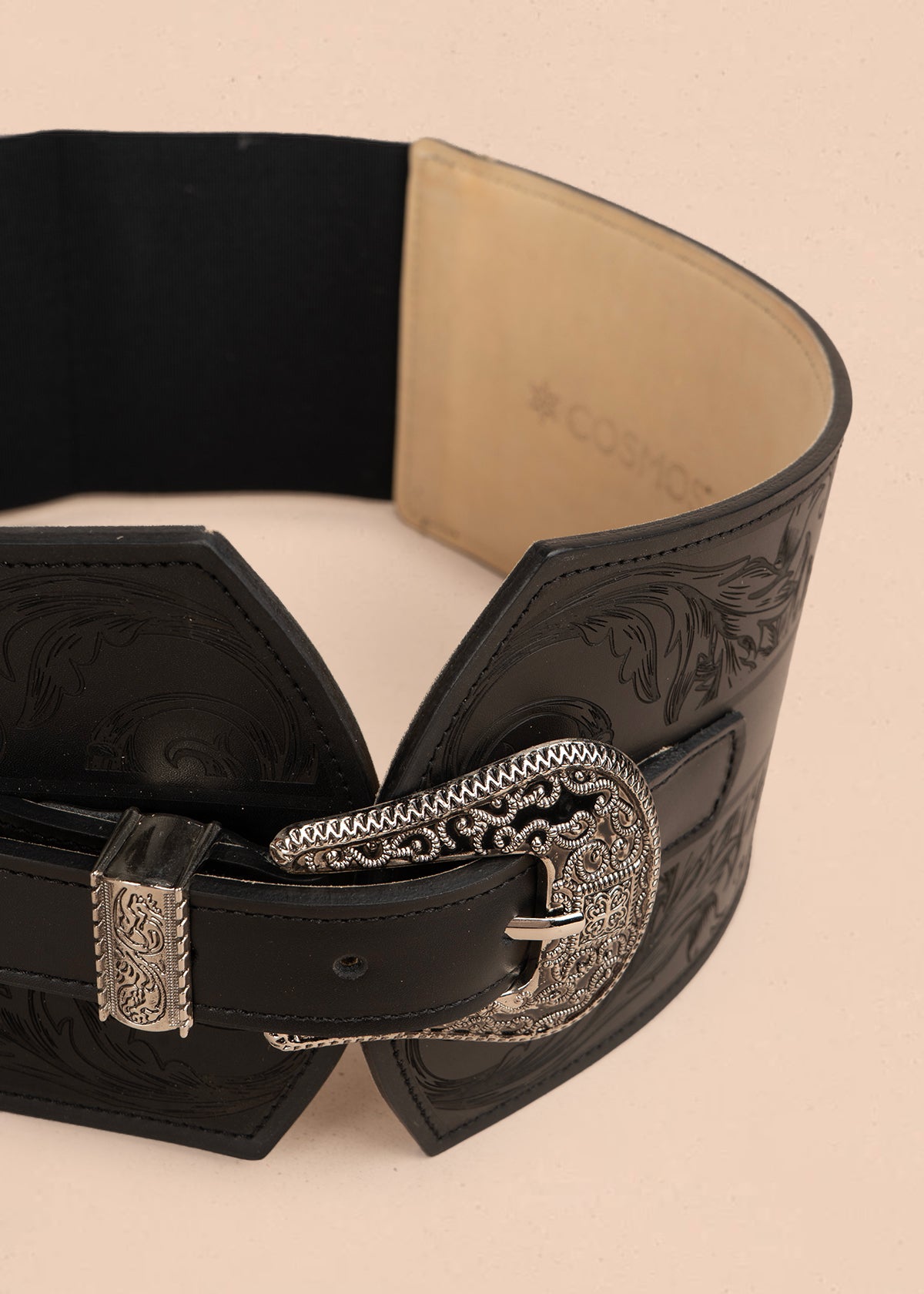 Cinturón en cuero negro con hebilla plateada y grabado floral en relive 105889