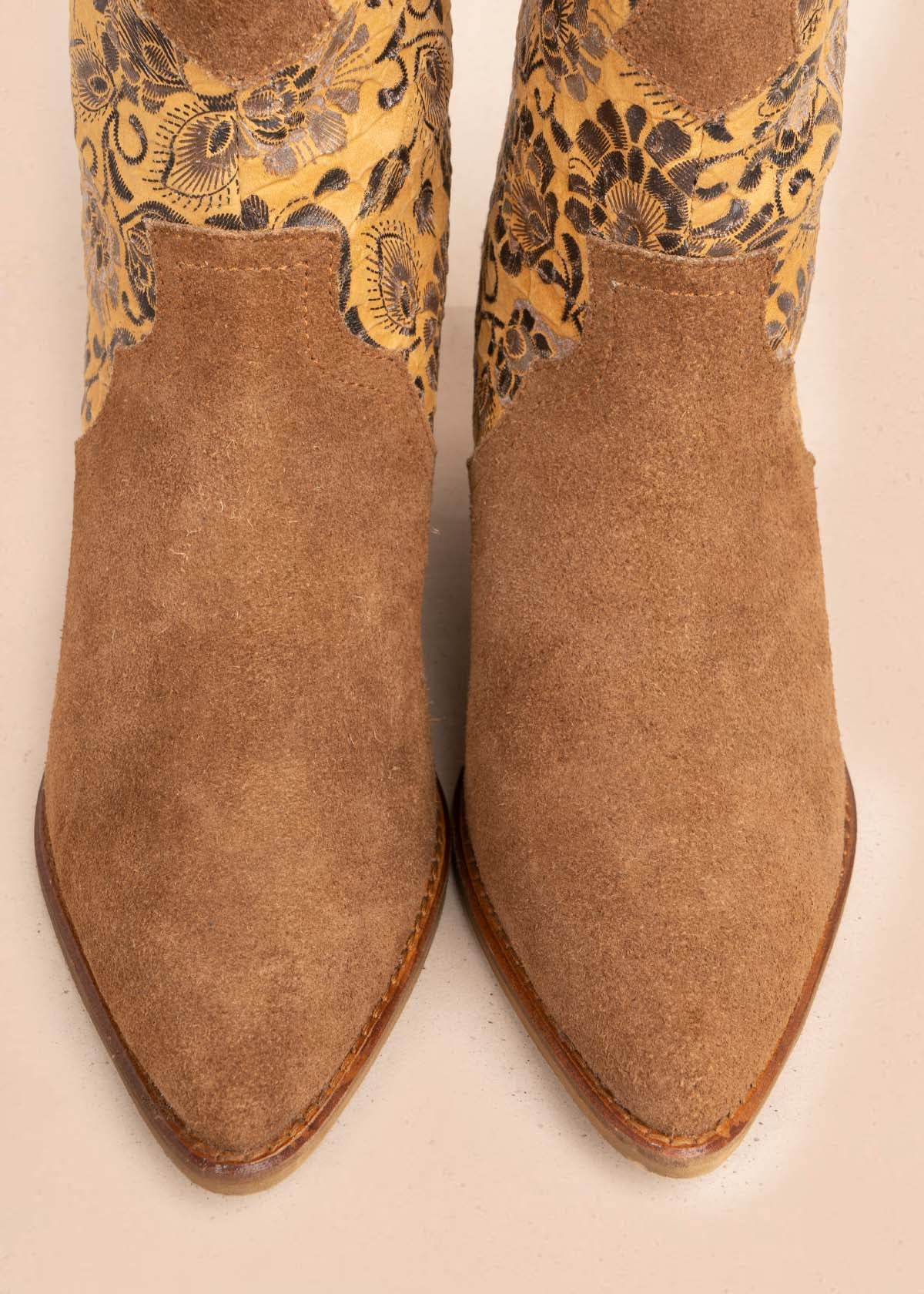 Bota texana en cuero color miel con bordado floral 105904
