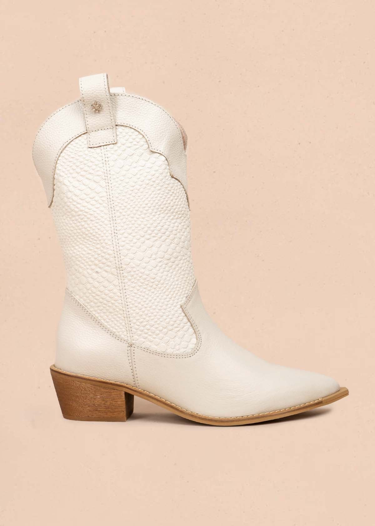 Bota texana en cuero color beige con texturizado croco 105905