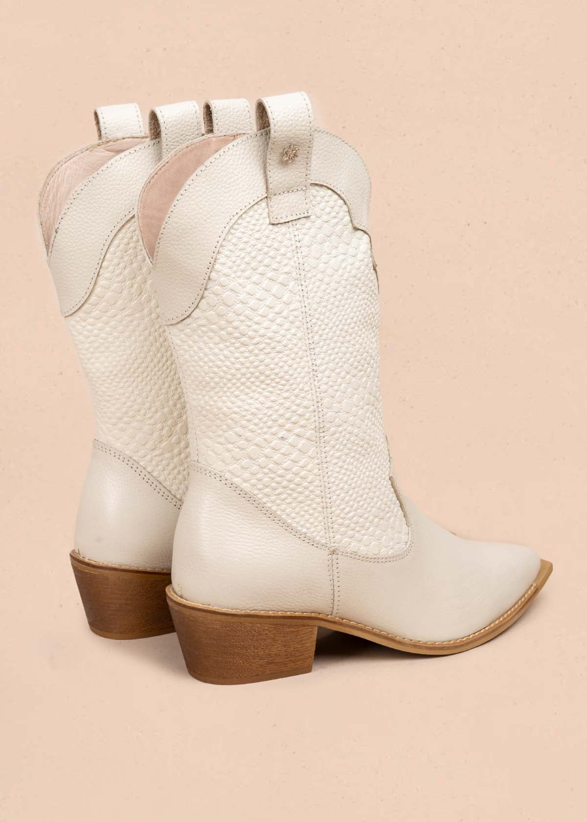 Bota texana en cuero color beige con texturizado croco 105905