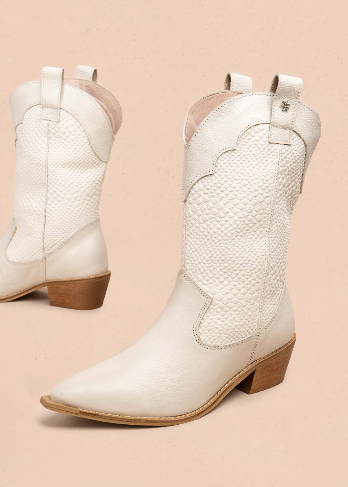 Bota texana en cuero color beige con texturizado croco 105905