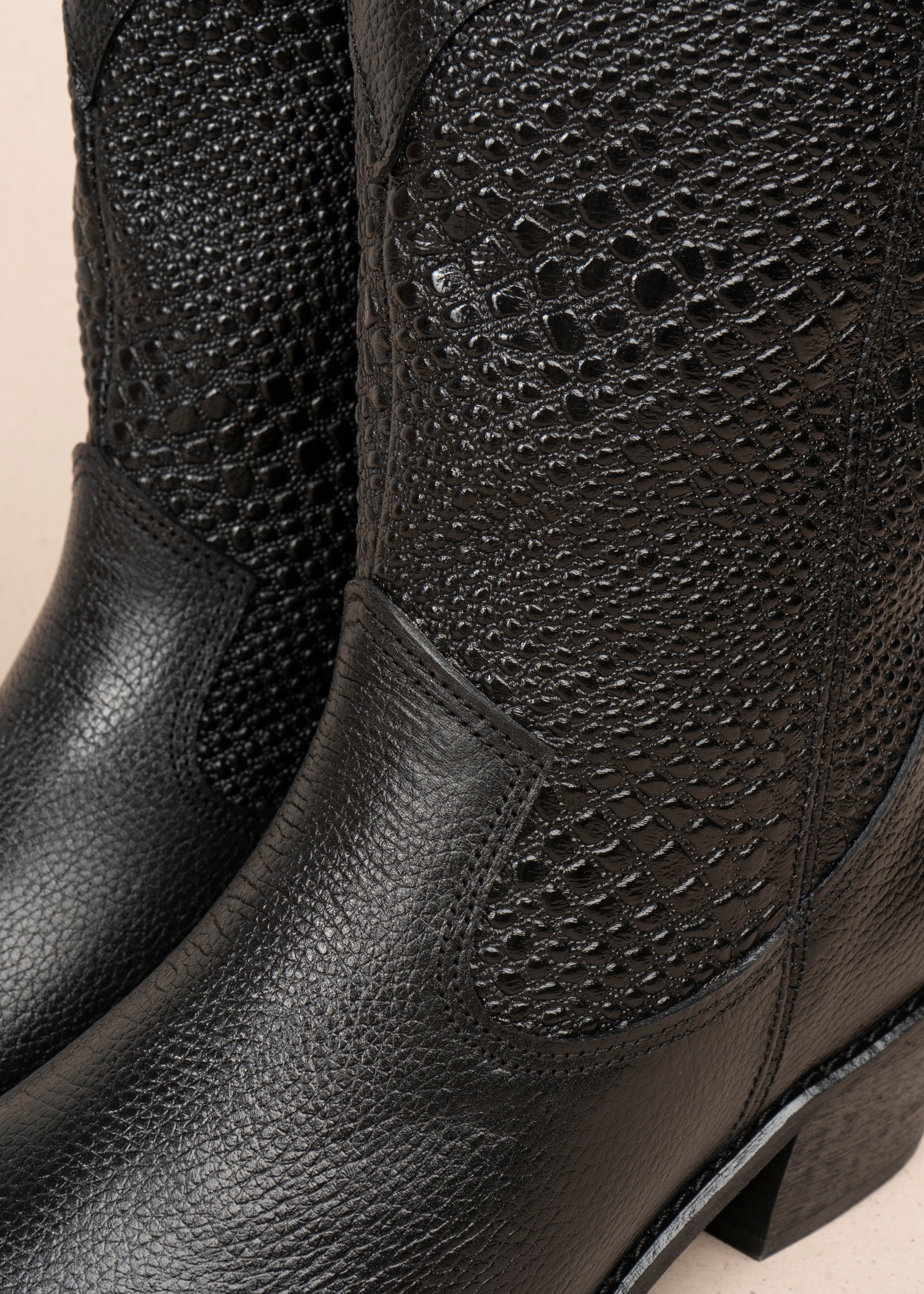 Bota texana en cuero color negro con texturizado croco 105905