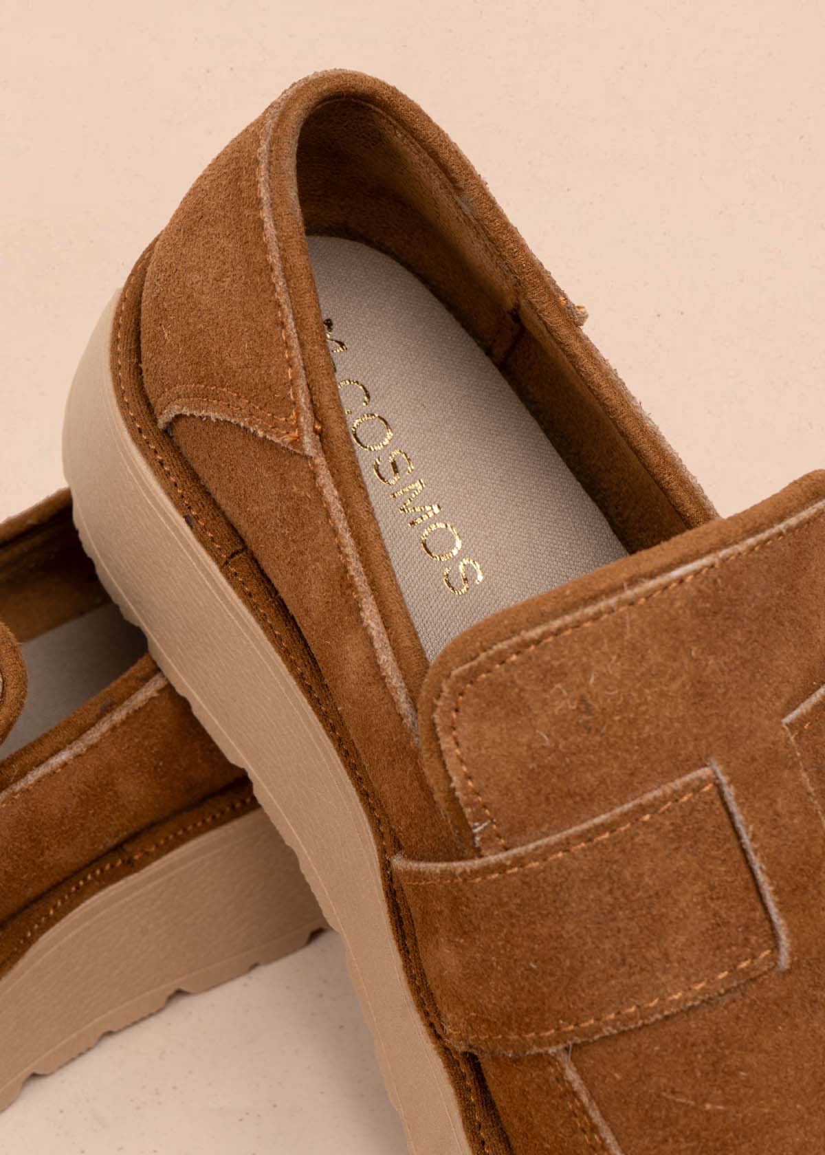Mocasín en cuero color miel con correa cruzada 105908