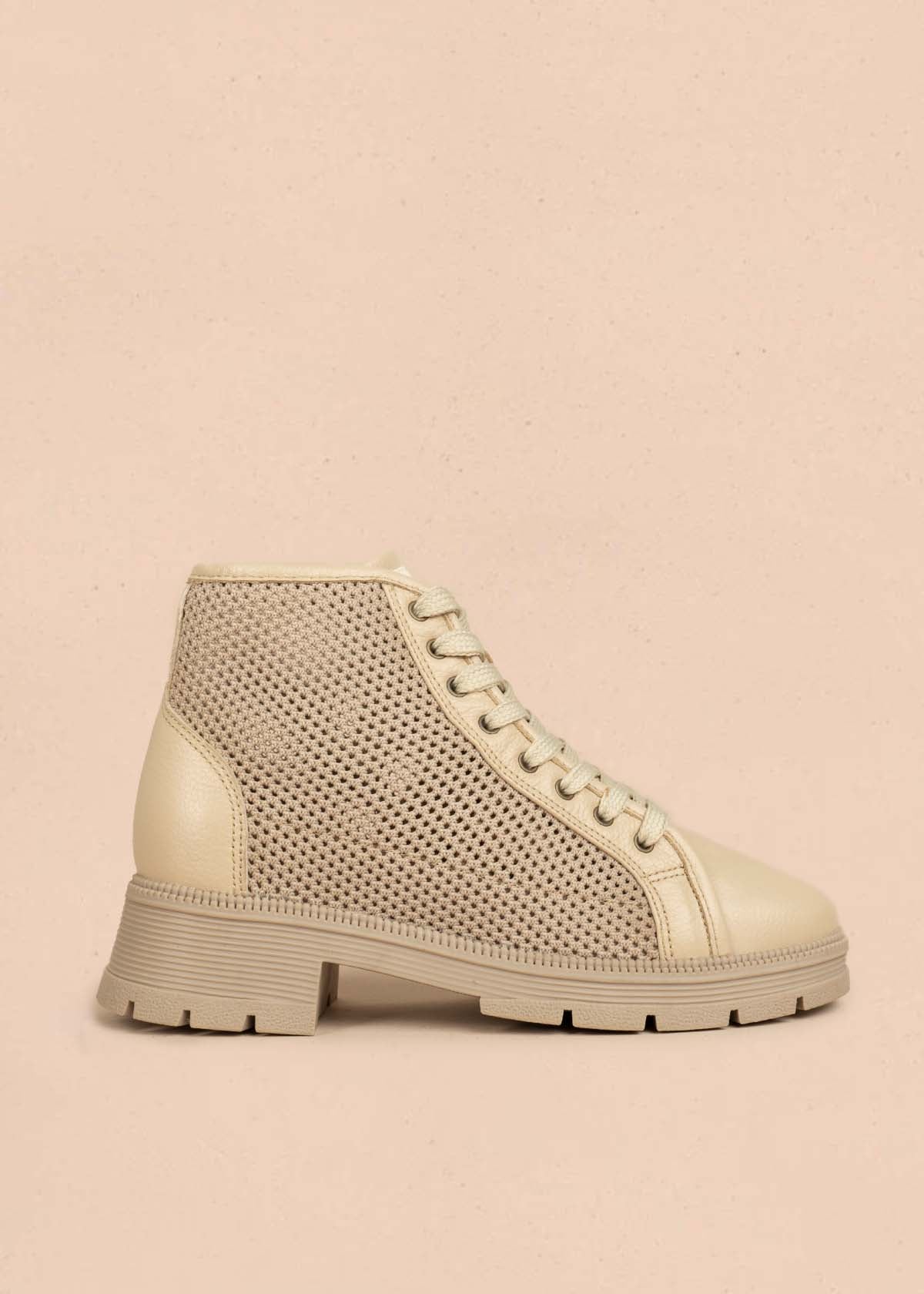 Botín en cuero color beige y diseño en malla en los laterales 105912