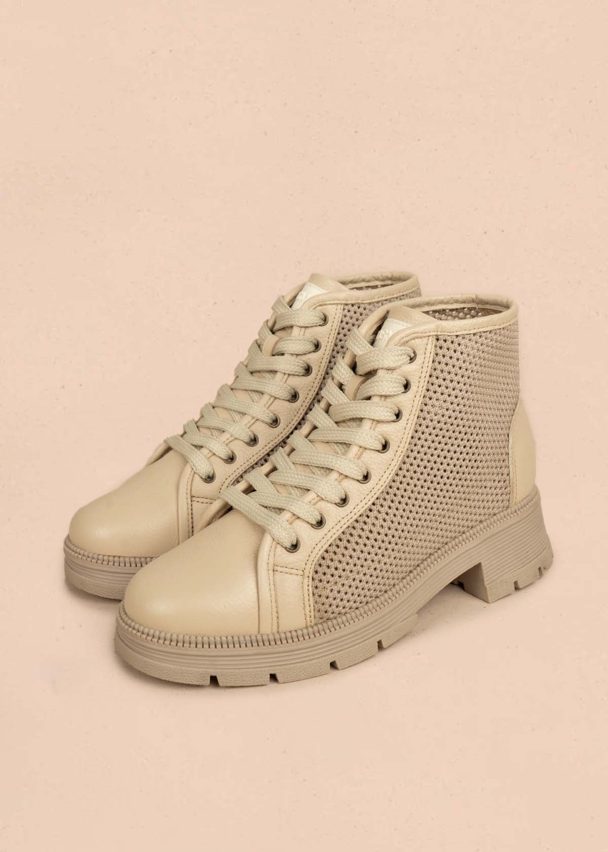 Botín en cuero color beige y diseño en malla en los laterales 105912