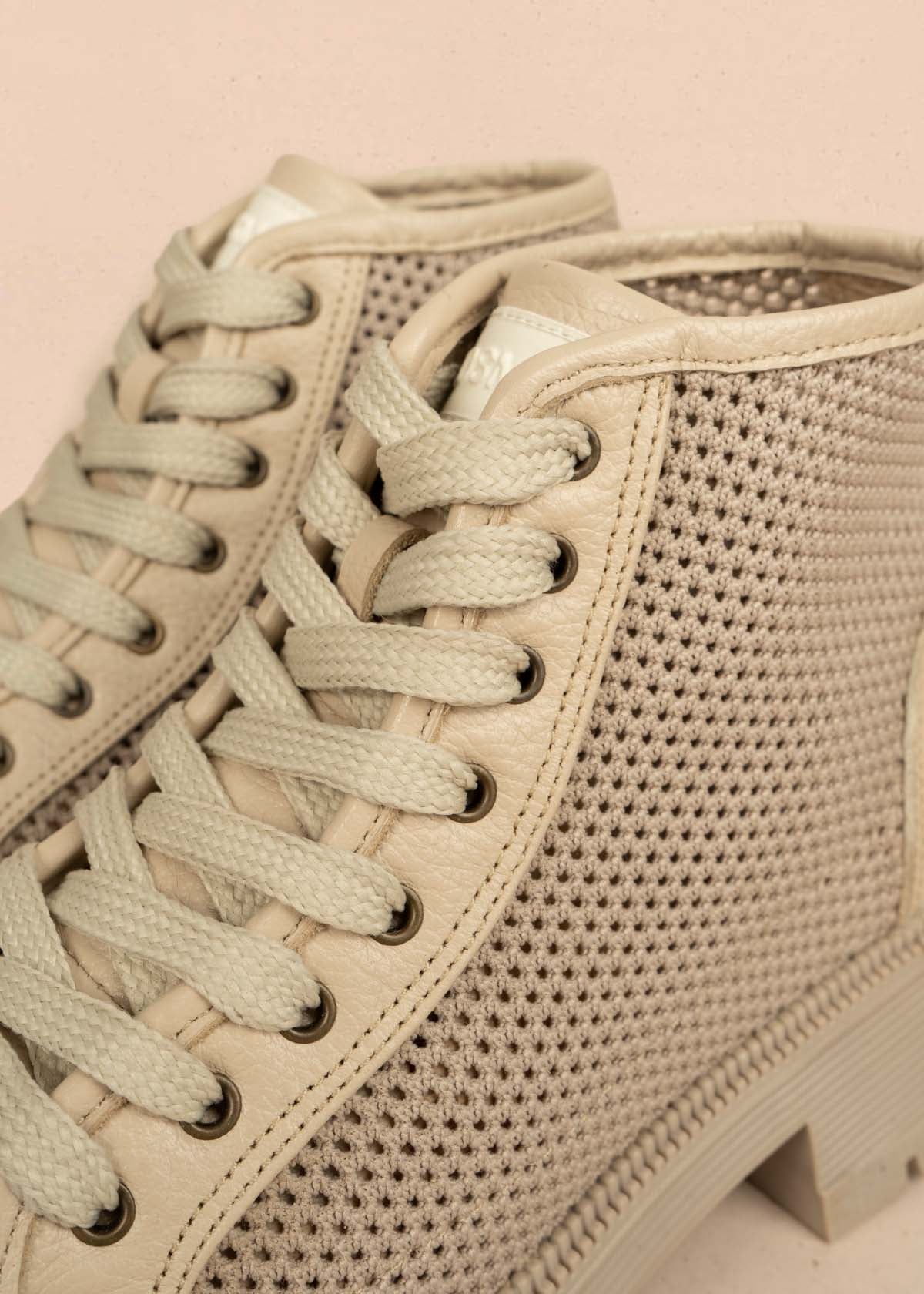 Botín en cuero color beige y diseño en malla en los laterales 105912