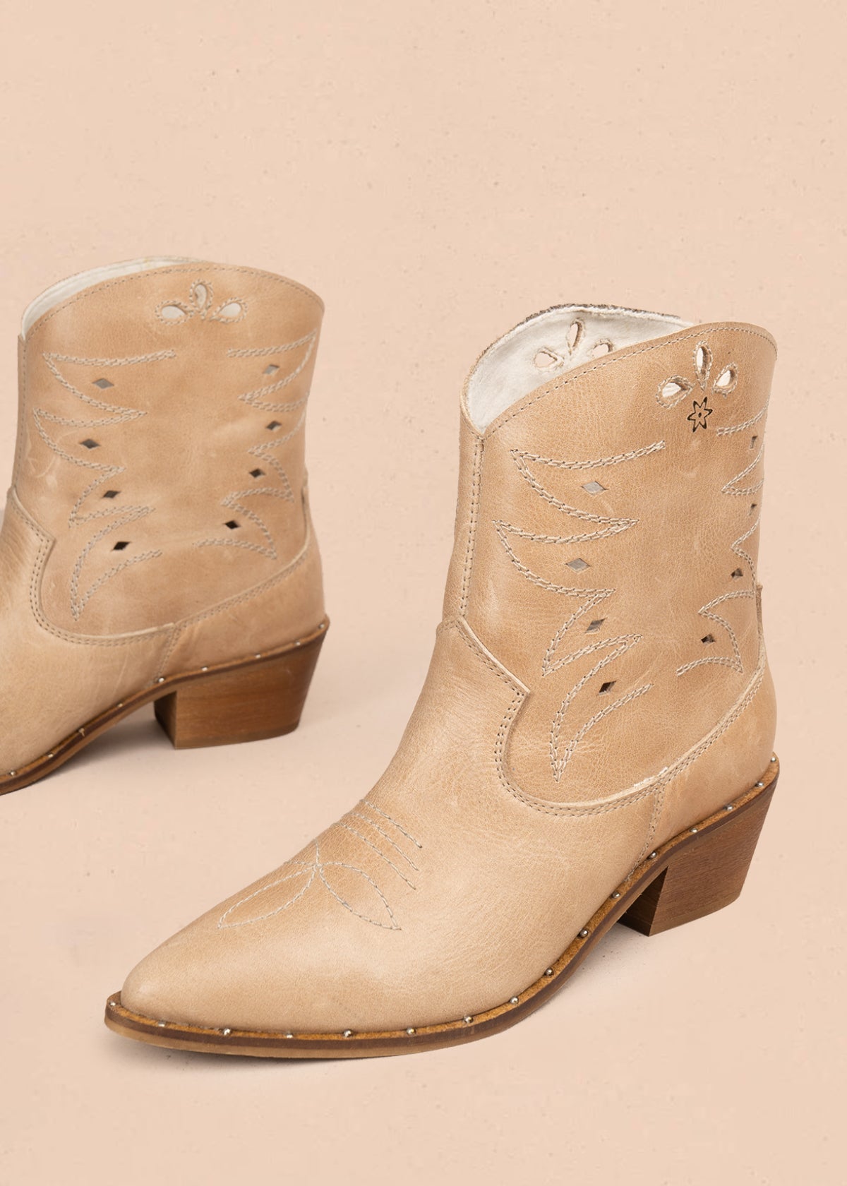 Botin texano en cuero color beige con bordado en los laterales 105913