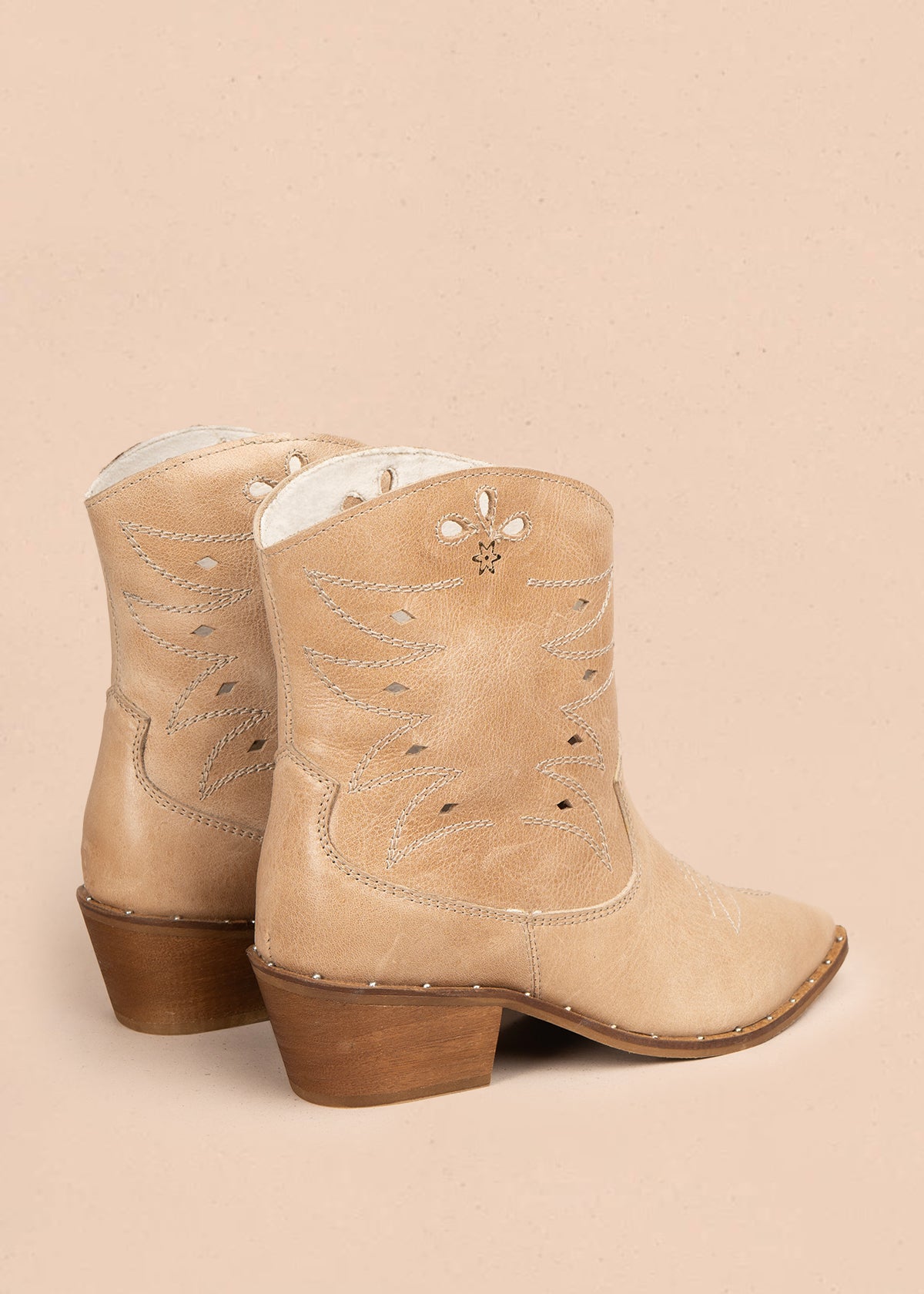 Botin texano en cuero color beige con bordado en los laterales 105913