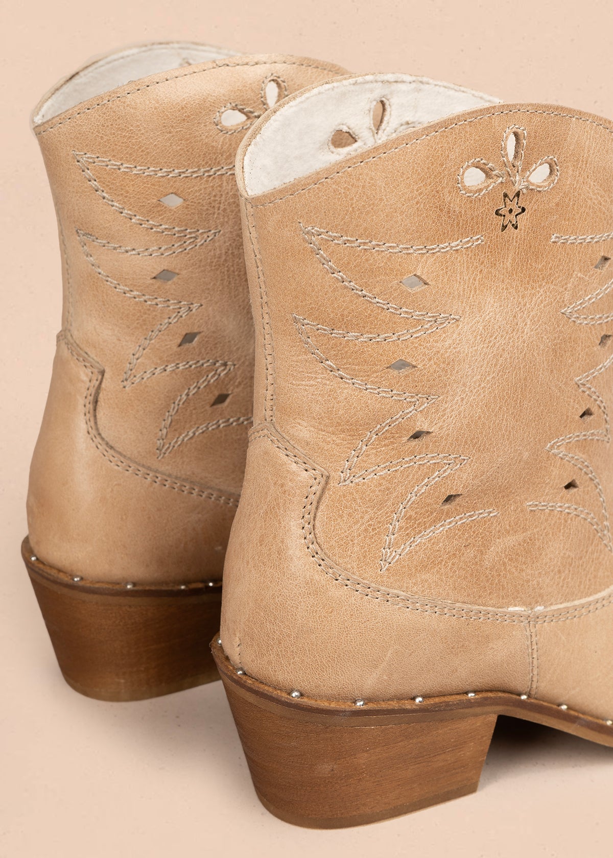 Botin texano en cuero color beige con bordado en los laterales 105913